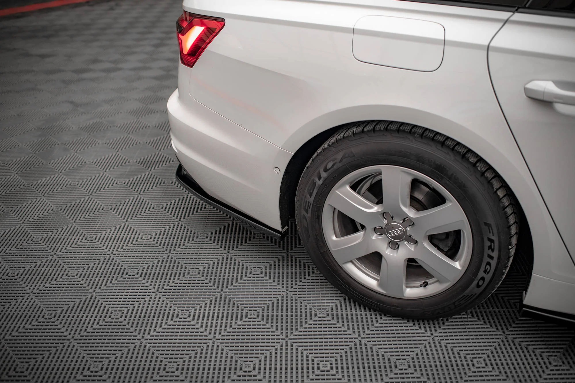 CENTRAL REAR SPLITTER AUDI A6 C8 - Image 4