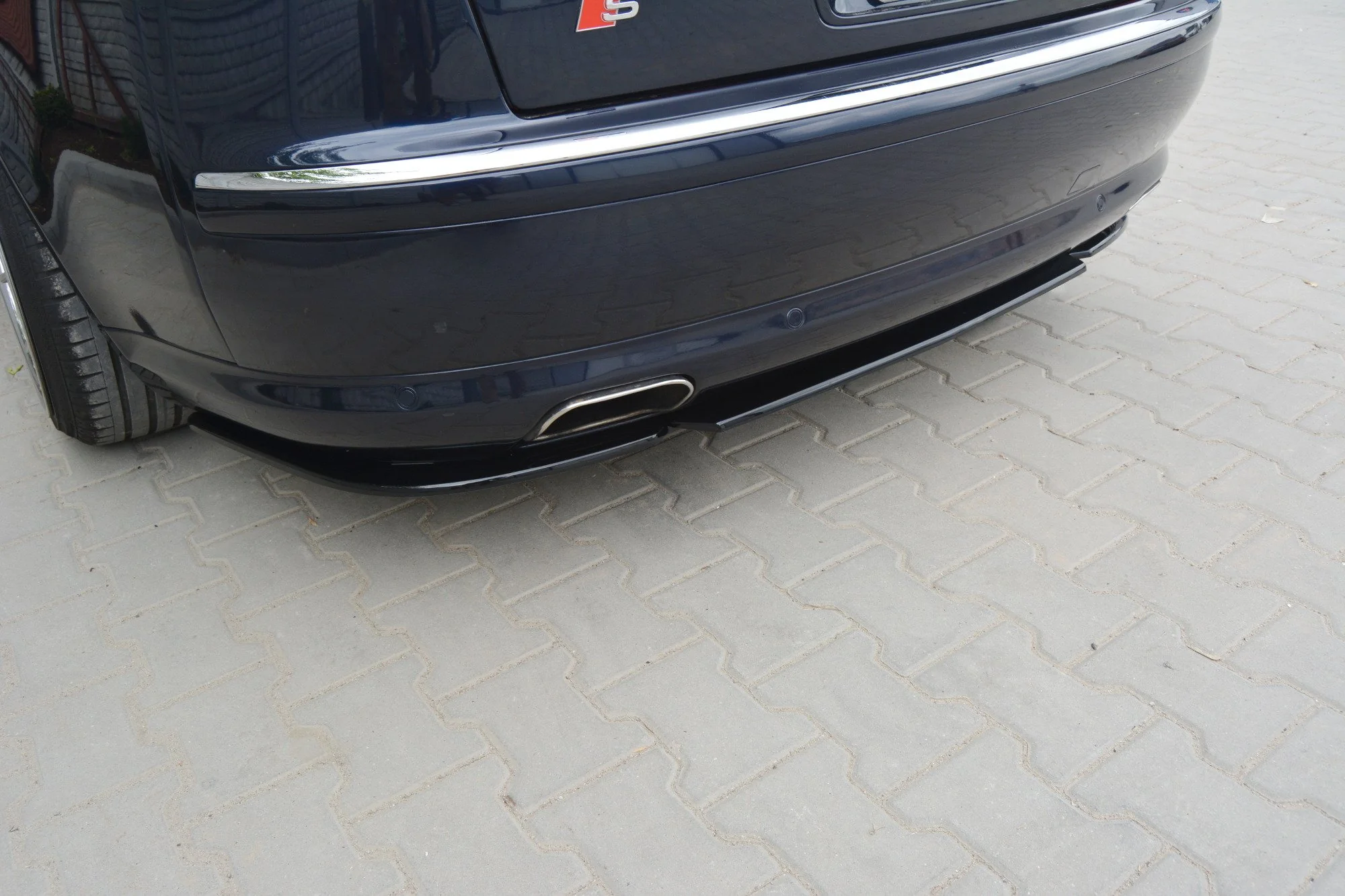 CENTRAL REAR SPLITTER AUDI A8 D3 (WITHOUT VERTICAL BARS) - Image 4