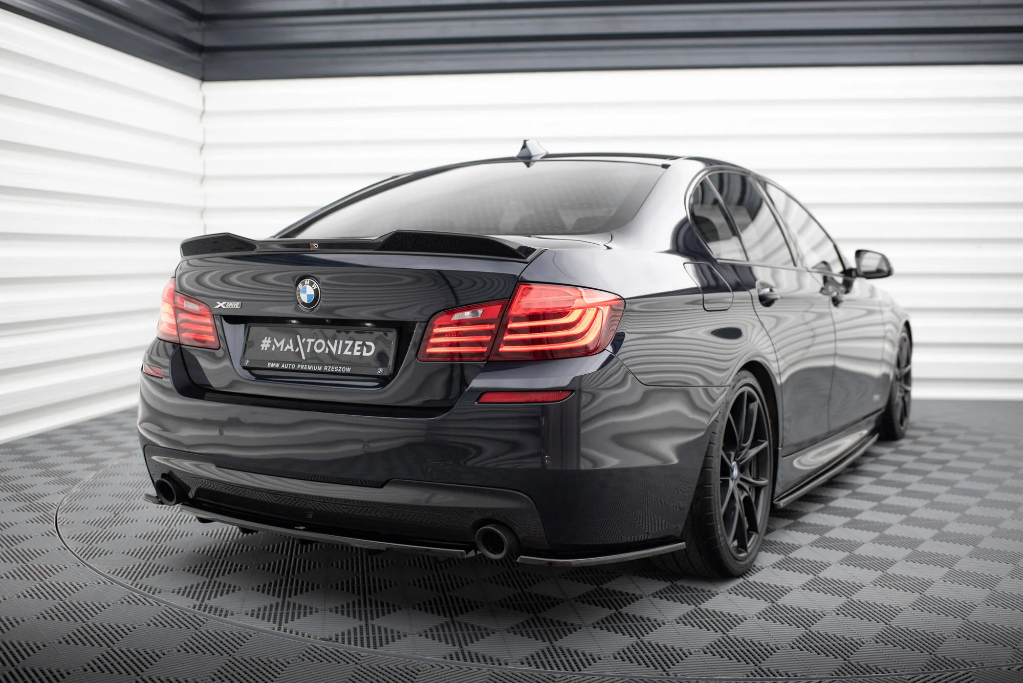 CENTRAL REAR SPLITTER BMW 5 F11 M-PACK (FITS TWO SINGLE EXHAUST ENDS) - Image 3