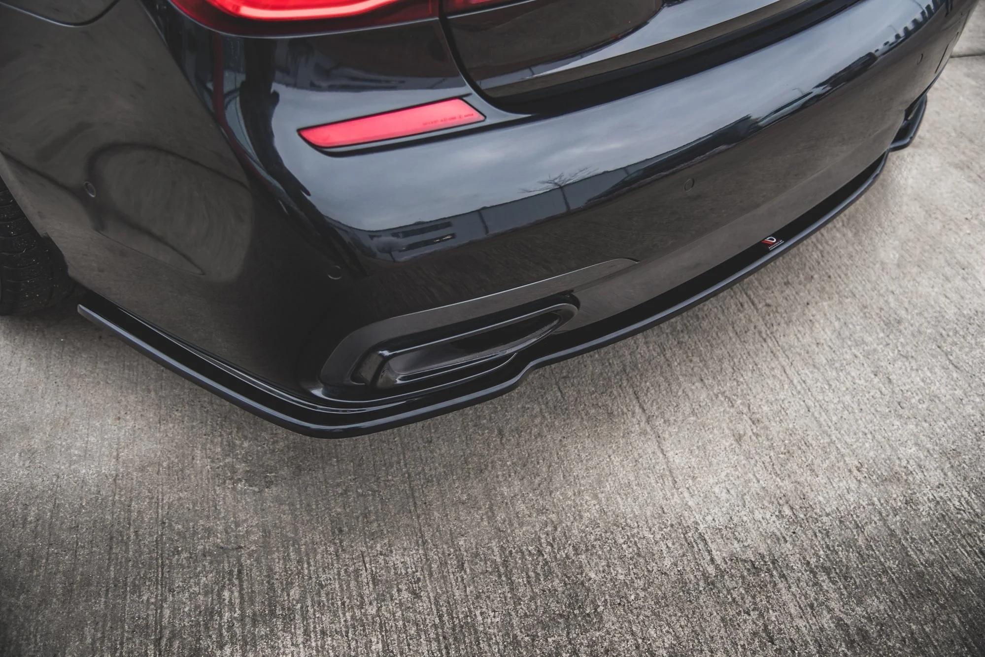 CENTRAL REAR SPLITTER FOR BMW 7 M-PACK G11 - Image 3
