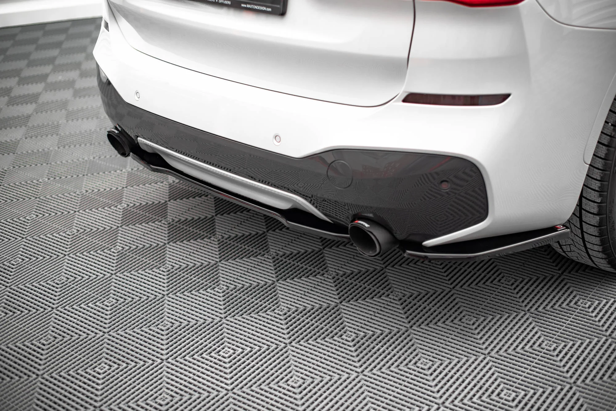 CENTRAL REAR SPLITTER FOR BMW X1 M-PACK F48 - Image 4