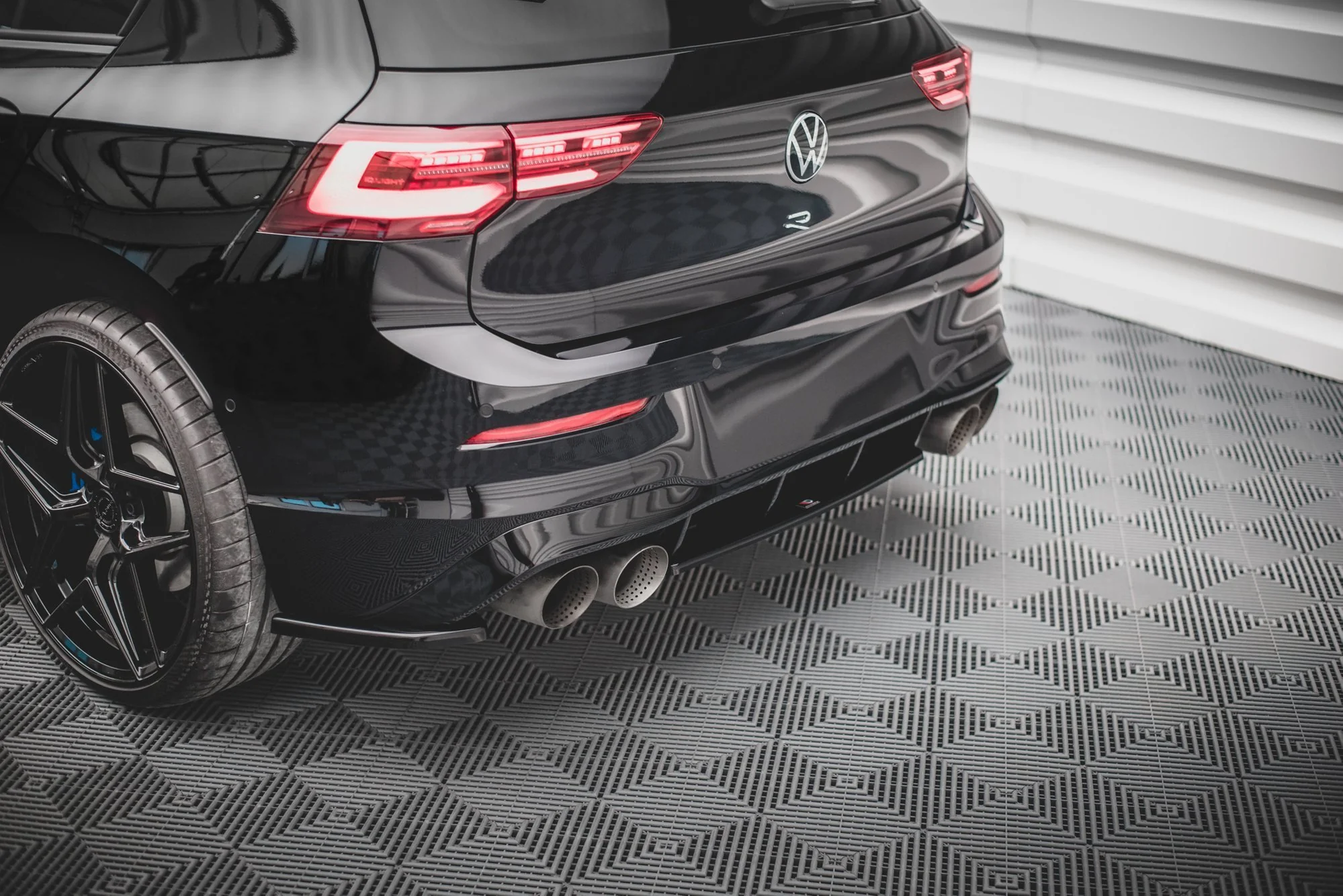 CENTRAL REAR SPLITTER FOR VOLKSWAGEN GOLF R MK8 - Image 3