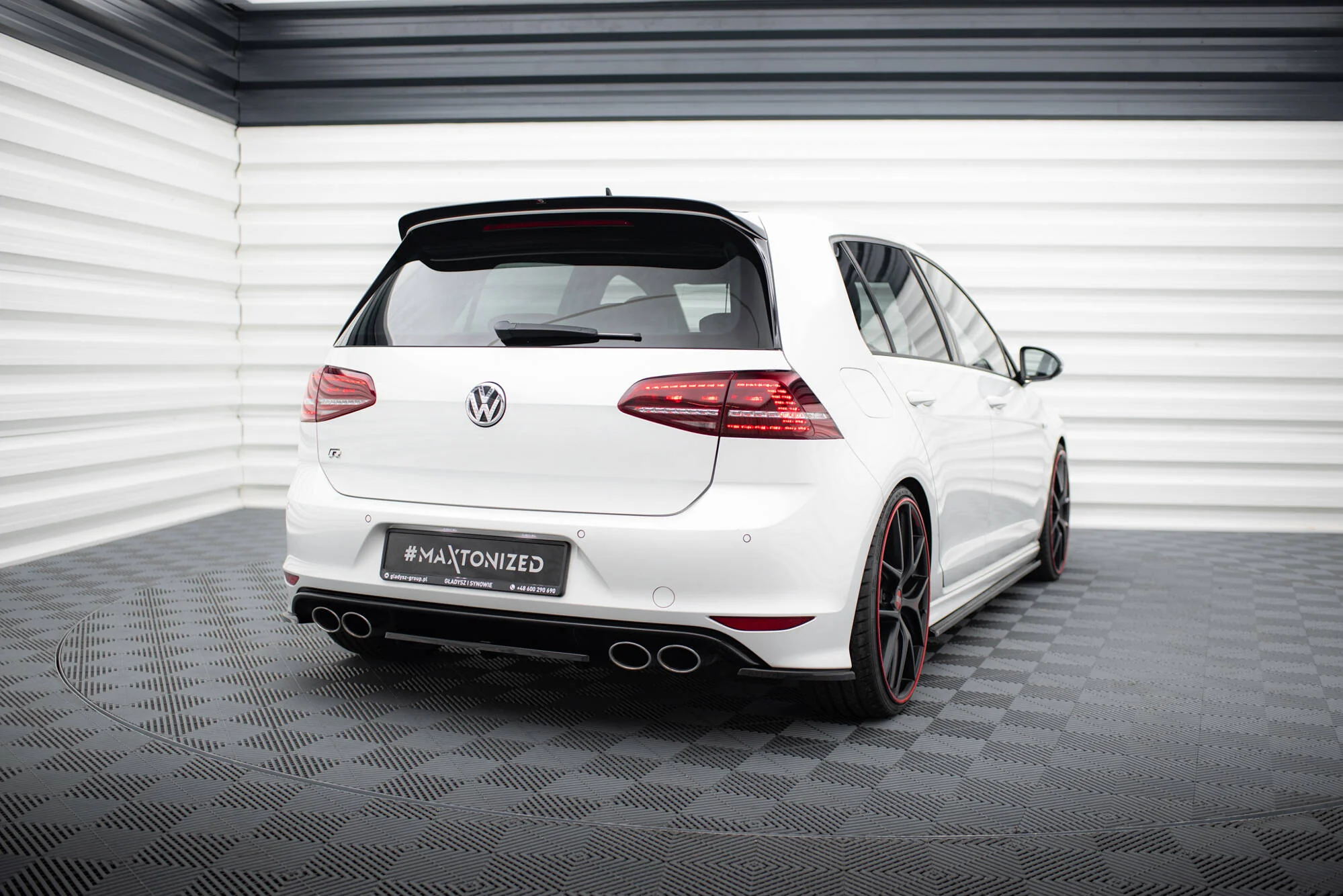 CENTRAL REAR SPLITTER VW GOLF VII R (WITH VERTICAL BARS) - Image 2