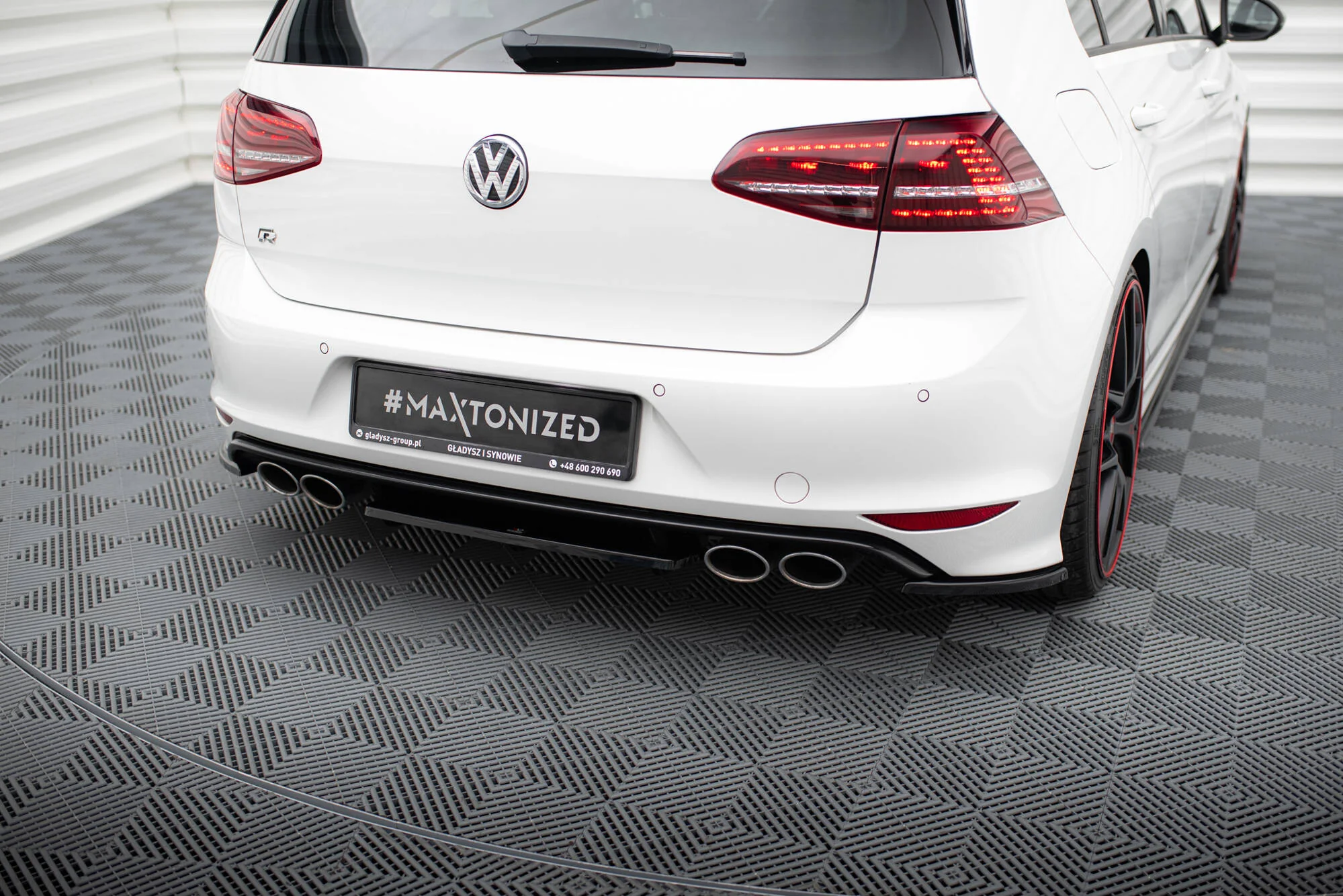 CENTRAL REAR SPLITTER VW GOLF VII R (WITH VERTICAL BARS) - Image 3