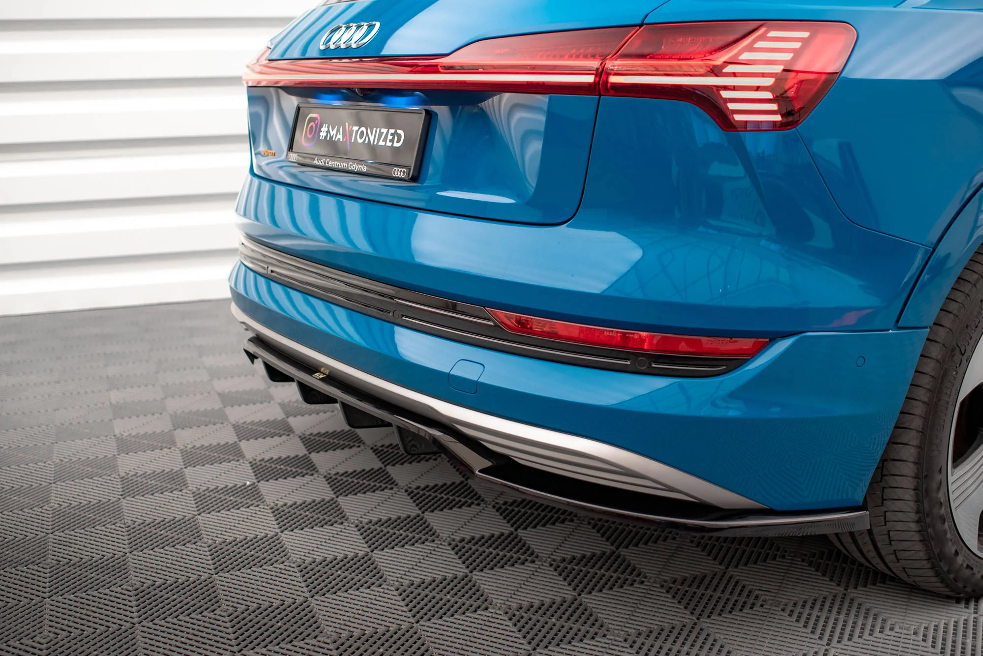 CENTRAL REAR SPLITTER (WITH VERTICAL BARS) AUDI E-TRON - Image 3