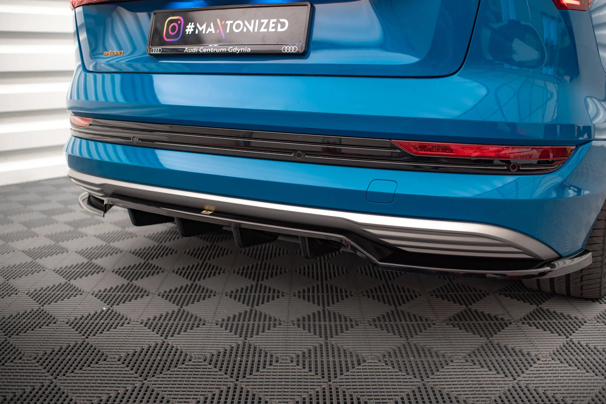 CENTRAL REAR SPLITTER (WITH VERTICAL BARS) AUDI E-TRON - Image 4