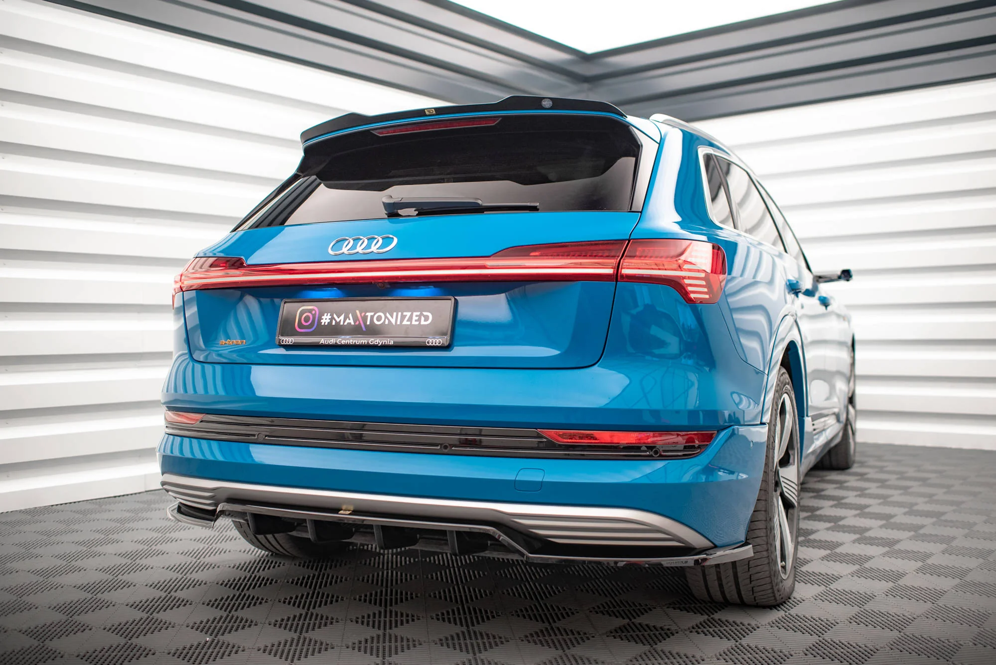 CENTRAL REAR SPLITTER (WITH VERTICAL BARS) AUDI E-TRON - Image 5