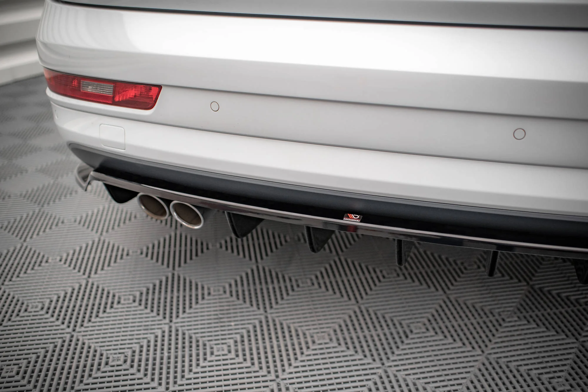 CENTRAL REAR SPLITTER (WITH VERTICAL BARS) AUDI Q3 S-LINE 8U FACELIFT - Image 3