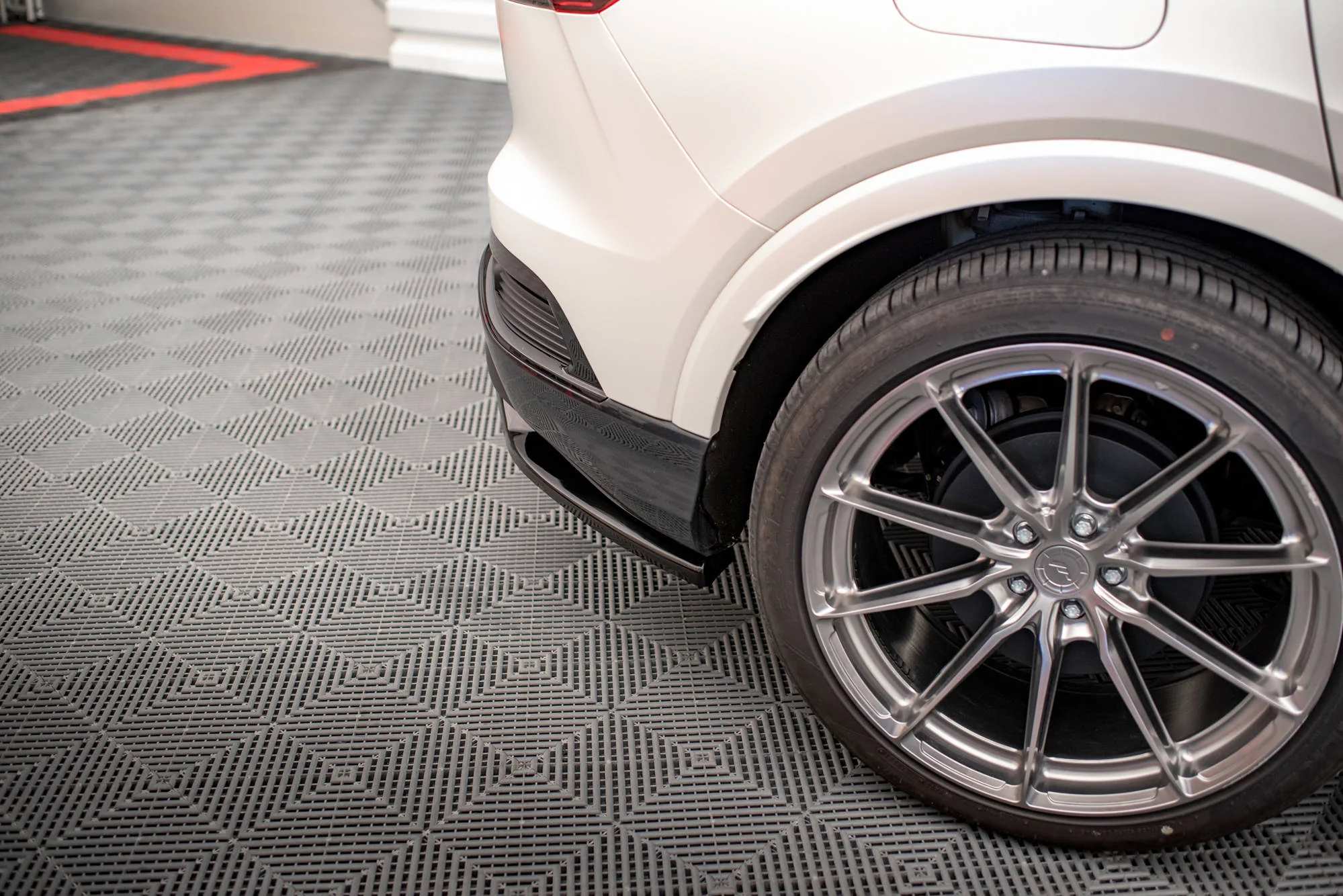 CENTRAL REAR SPLITTER (WITH VERTICAL BARS) AUDI Q4 E-TRON SPORTBACK MK1 - Image 5