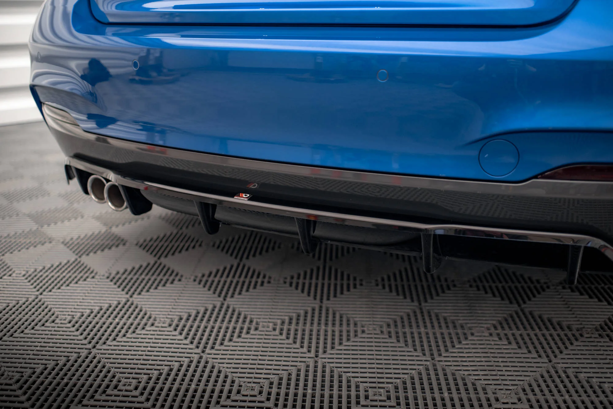 CENTRAL REAR SPLITTER (WITH VERTICAL BARS) BMW 2 M-PACK F22 - Image 4
