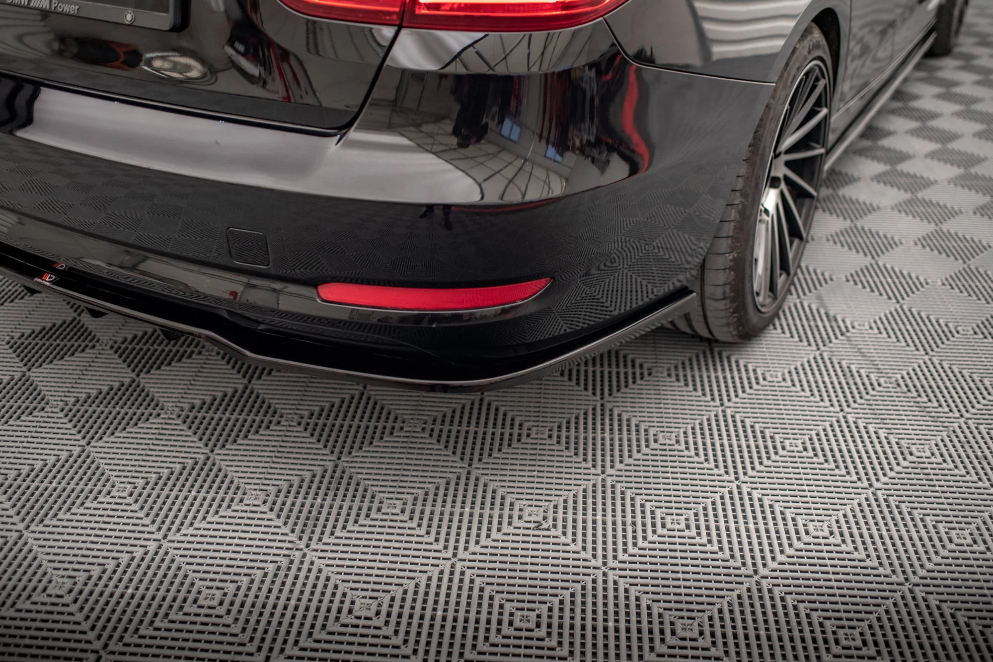 CENTRAL REAR SPLITTER (WITH VERTICAL BARS) BMW 3 GT F34 - Image 6