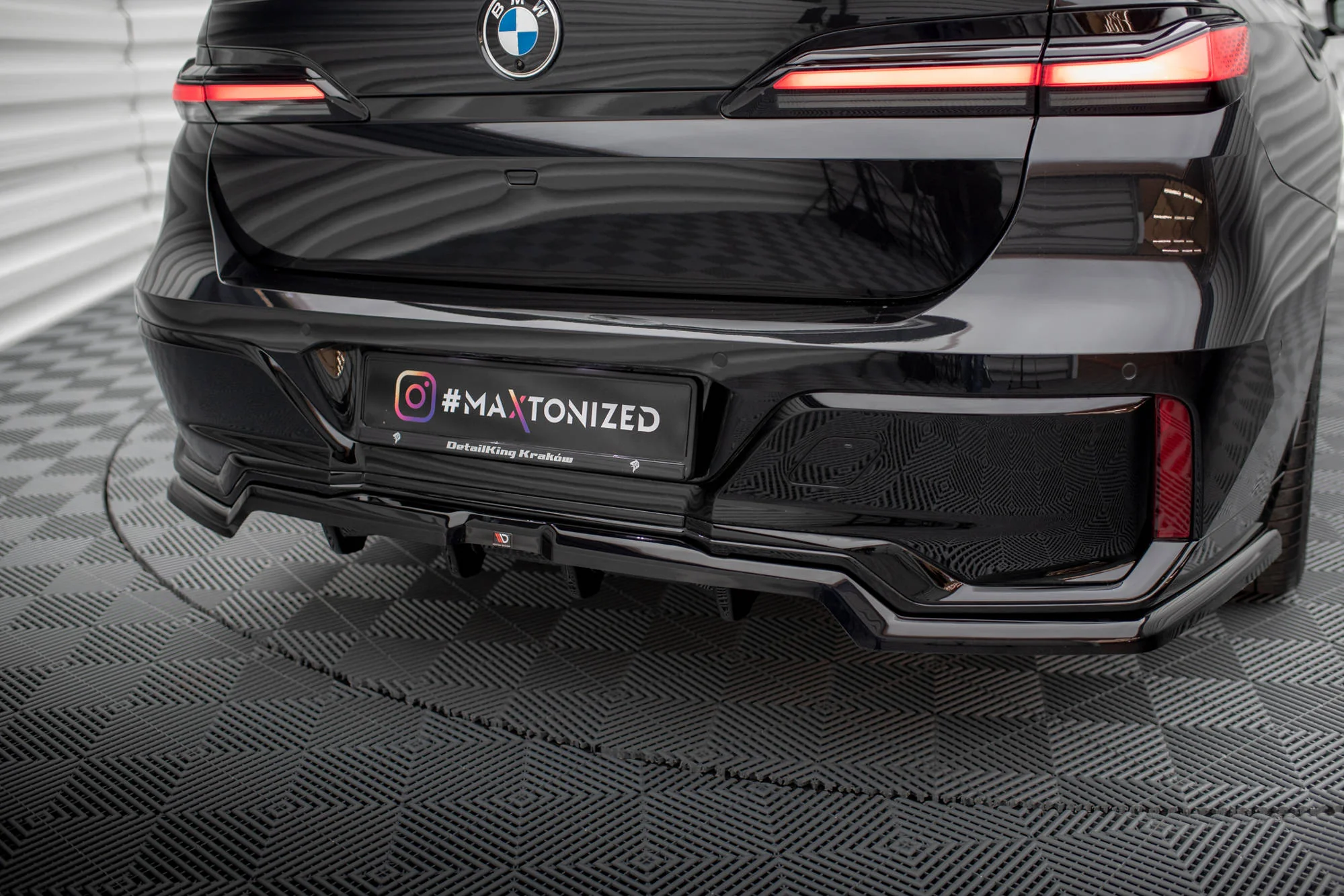 CENTRAL REAR SPLITTER (WITH VERTICAL BARS) BMW 7 M-PACK G70 - Image 6