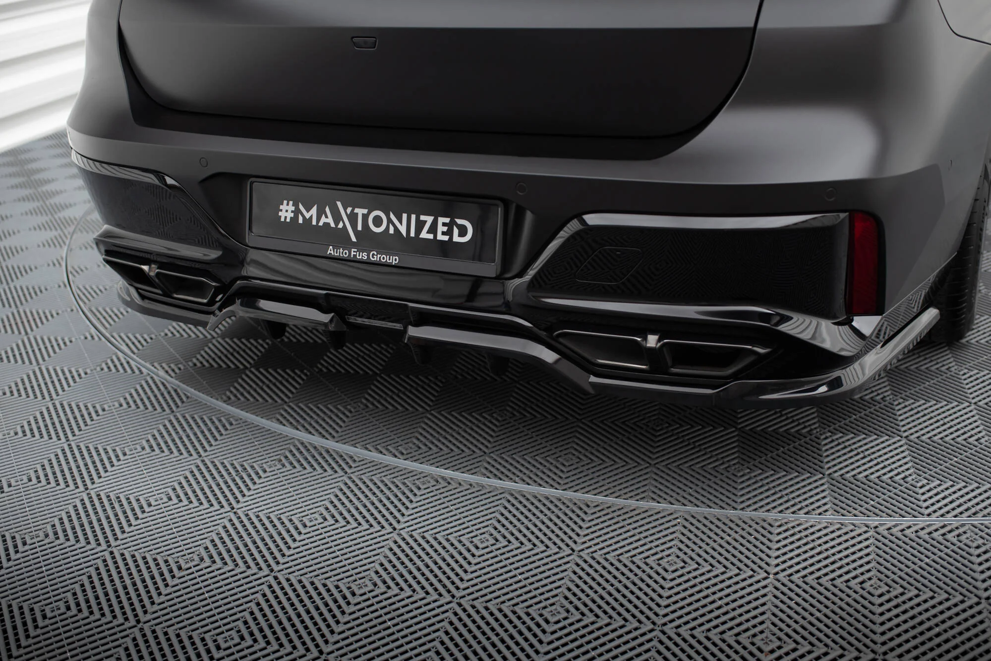 CENTRAL REAR SPLITTER (WITH VERTICAL BARS) BMW M760 G70 - Image 3