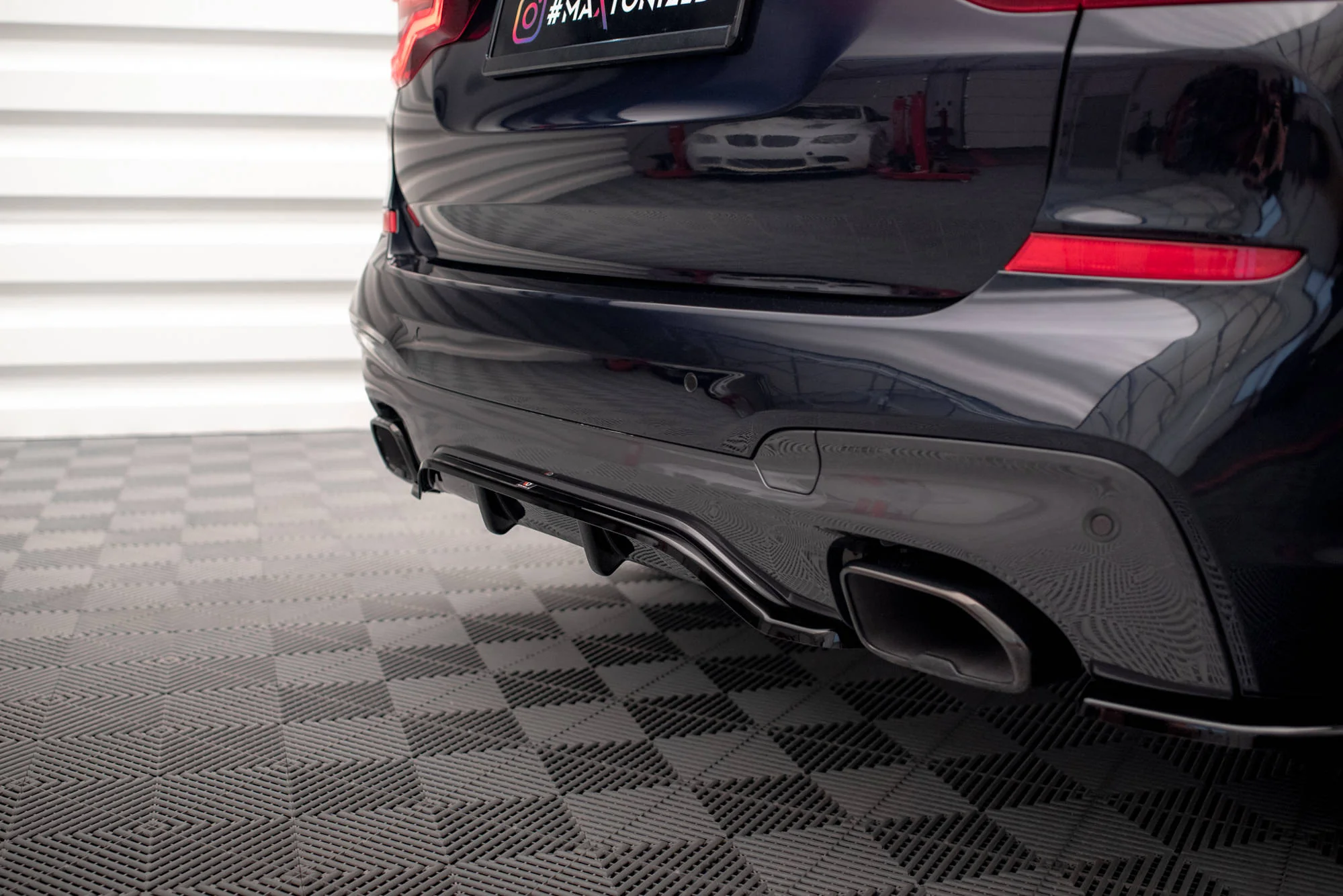 CENTRAL REAR SPLITTER (WITH VERTICAL BARS) BMW X3 M40i G01 - Image 7