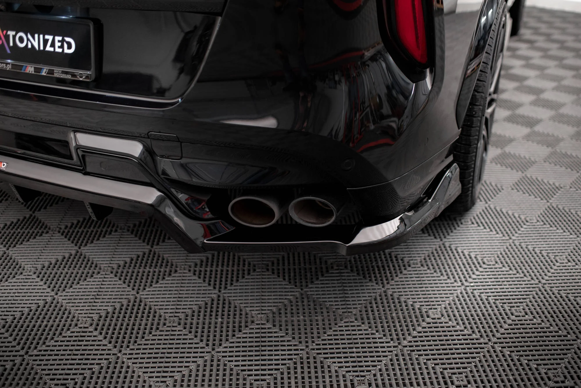 CENTRAL REAR SPLITTER (WITH VERTICAL BARS) BMW X6 M F96 / F96 Facelift - Image 4