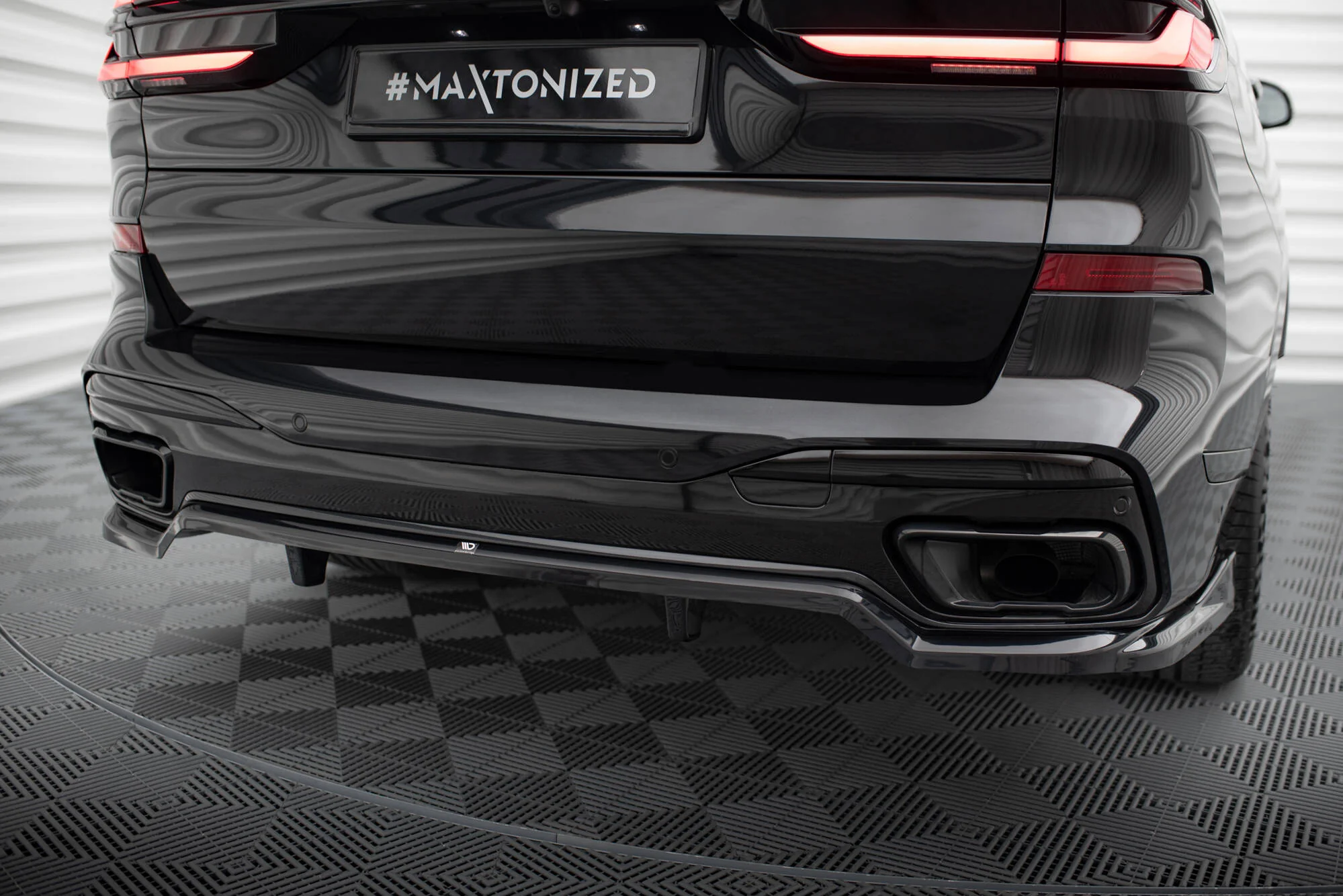 CENTRAL REAR SPLITTER (WITH VERTICAL BARS) BMW X7 M-PACK G07 FACELIFT - Image 2