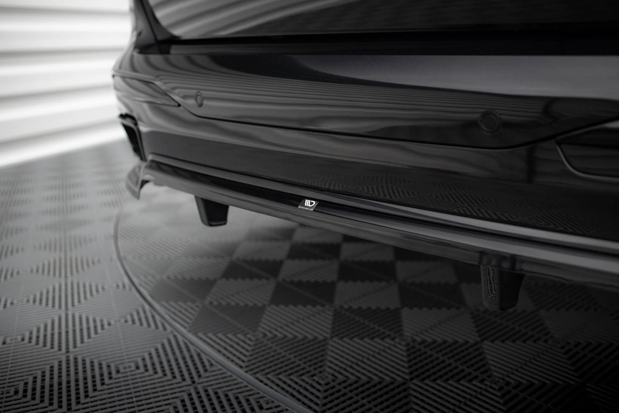 CENTRAL REAR SPLITTER (WITH VERTICAL BARS) BMW X7 M-PACK G07 FACELIFT - Image 3