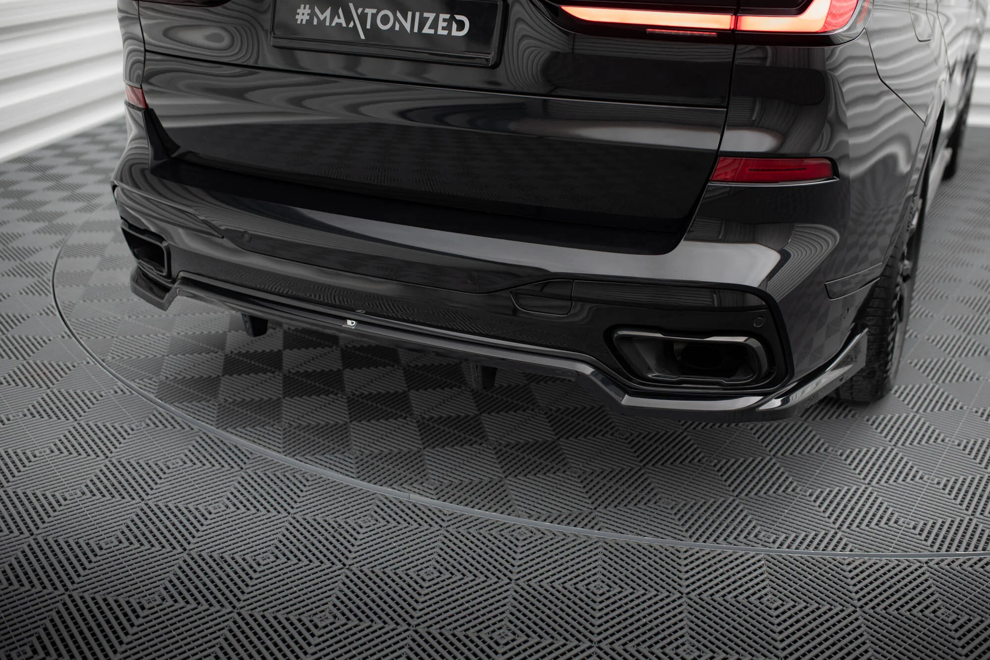 CENTRAL REAR SPLITTER (WITH VERTICAL BARS) BMW X7 M-PACK G07 FACELIFT - Image 4