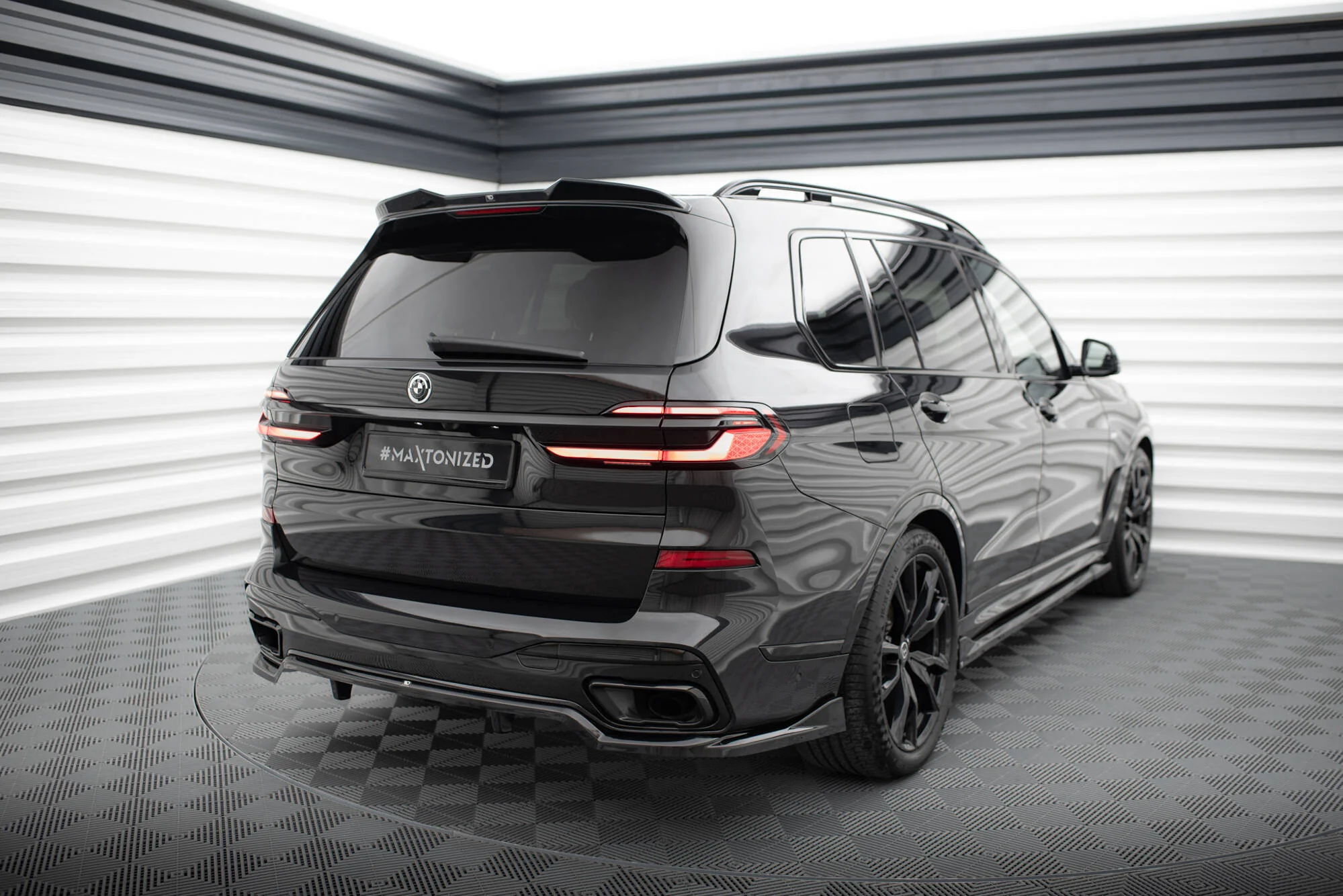 CENTRAL REAR SPLITTER (WITH VERTICAL BARS) BMW X7 M-PACK G07 FACELIFT - Image 5