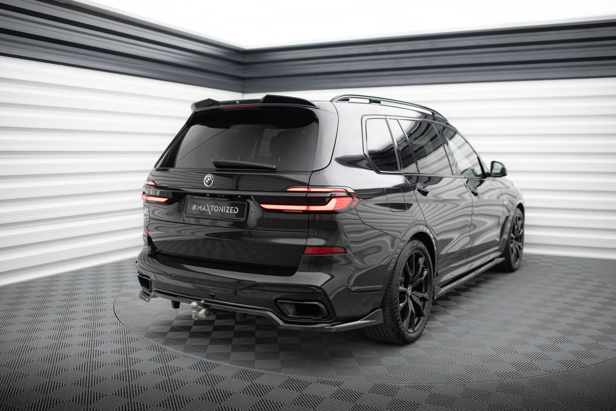 CENTRAL REAR SPLITTER (WITH VERTICAL BARS) BMW X7 M-PACK G07 FACELIFT - Image 6
