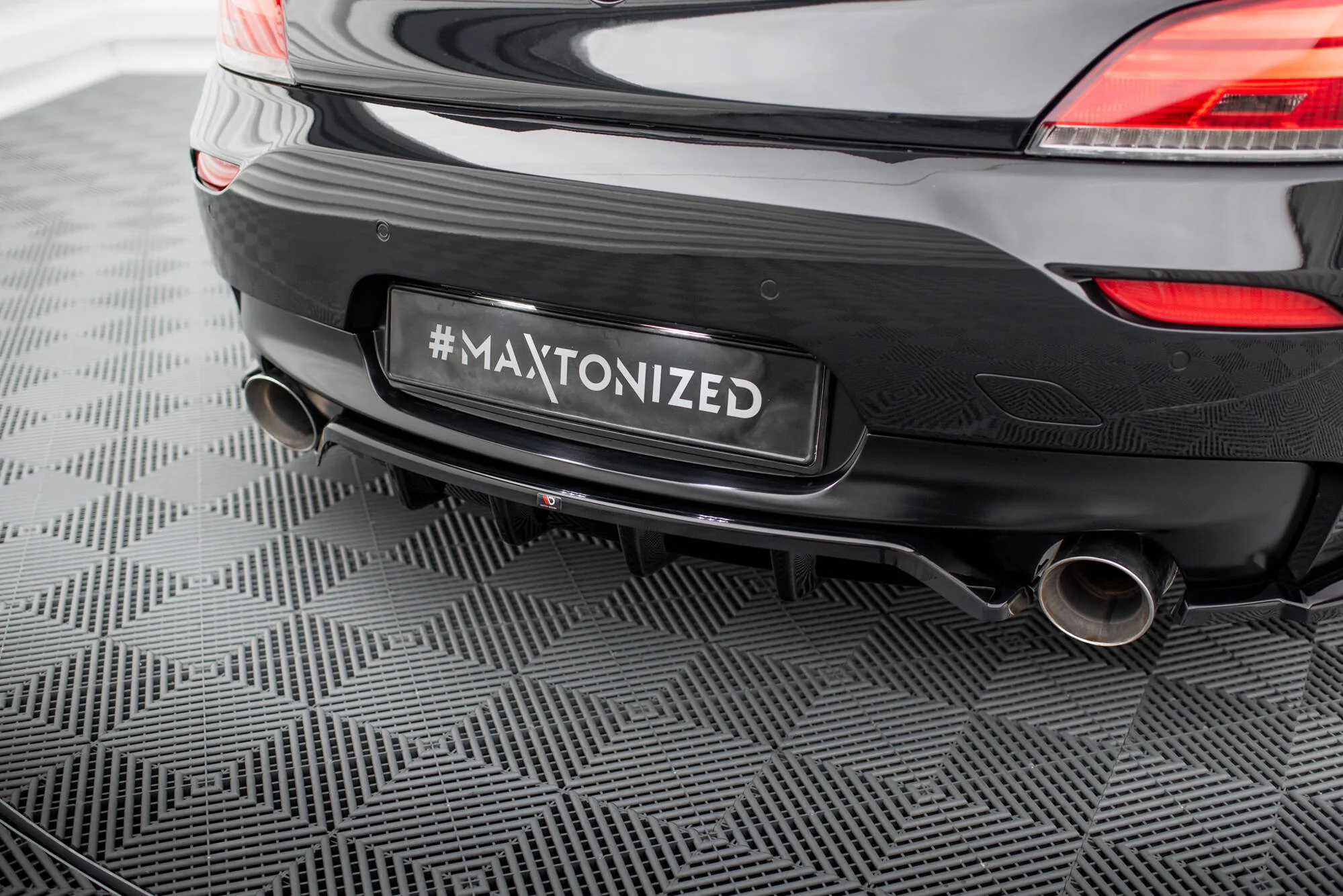 CENTRAL REAR SPLITTER (WITH VERTICAL BARS) BMW Z4 M-PACK E89 FACELIFT - Image 5