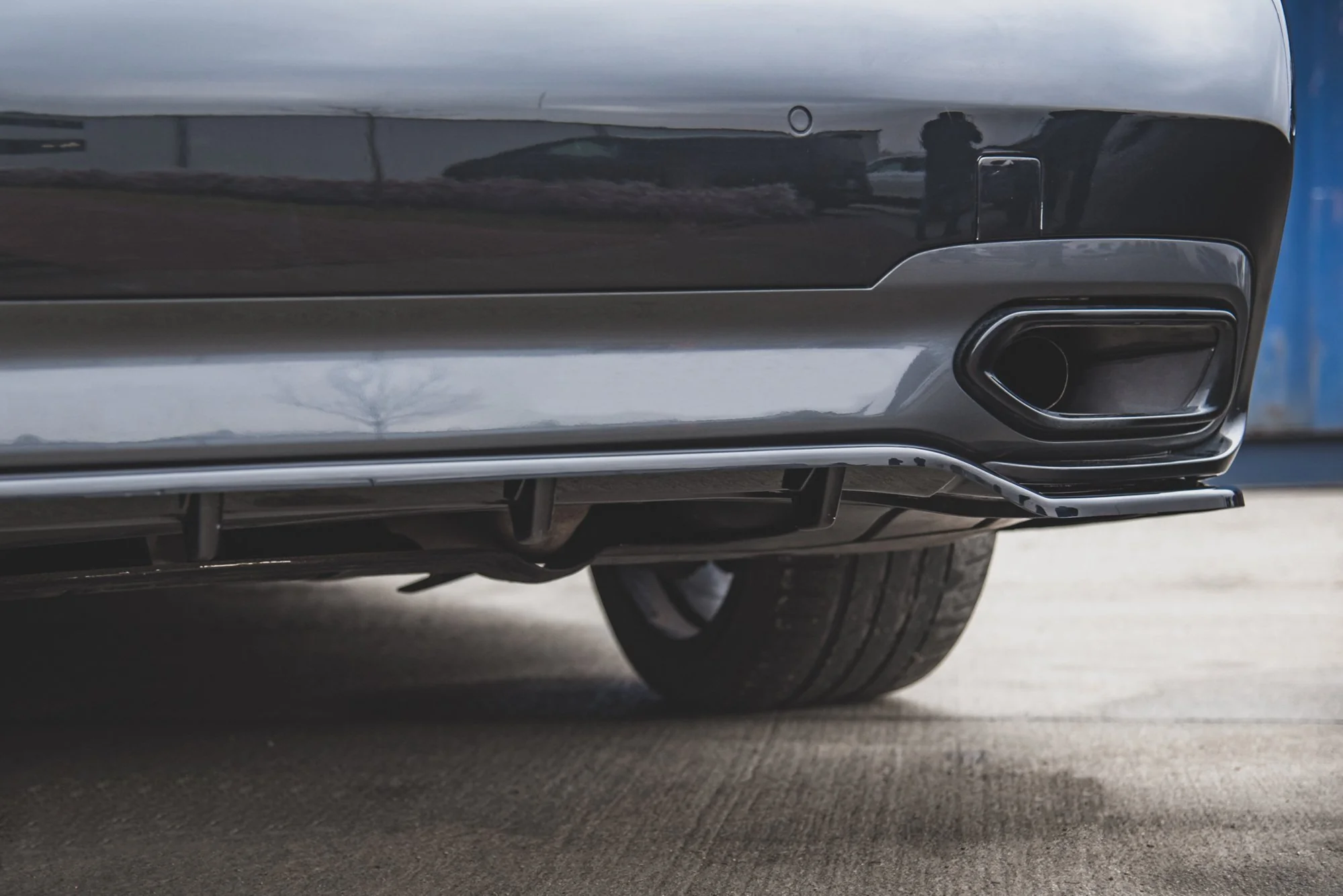 CENTRAL REAR SPLITTER (WITH VERTICAL BARS) FOR BMW 7 M-PACK G11 - Image 3