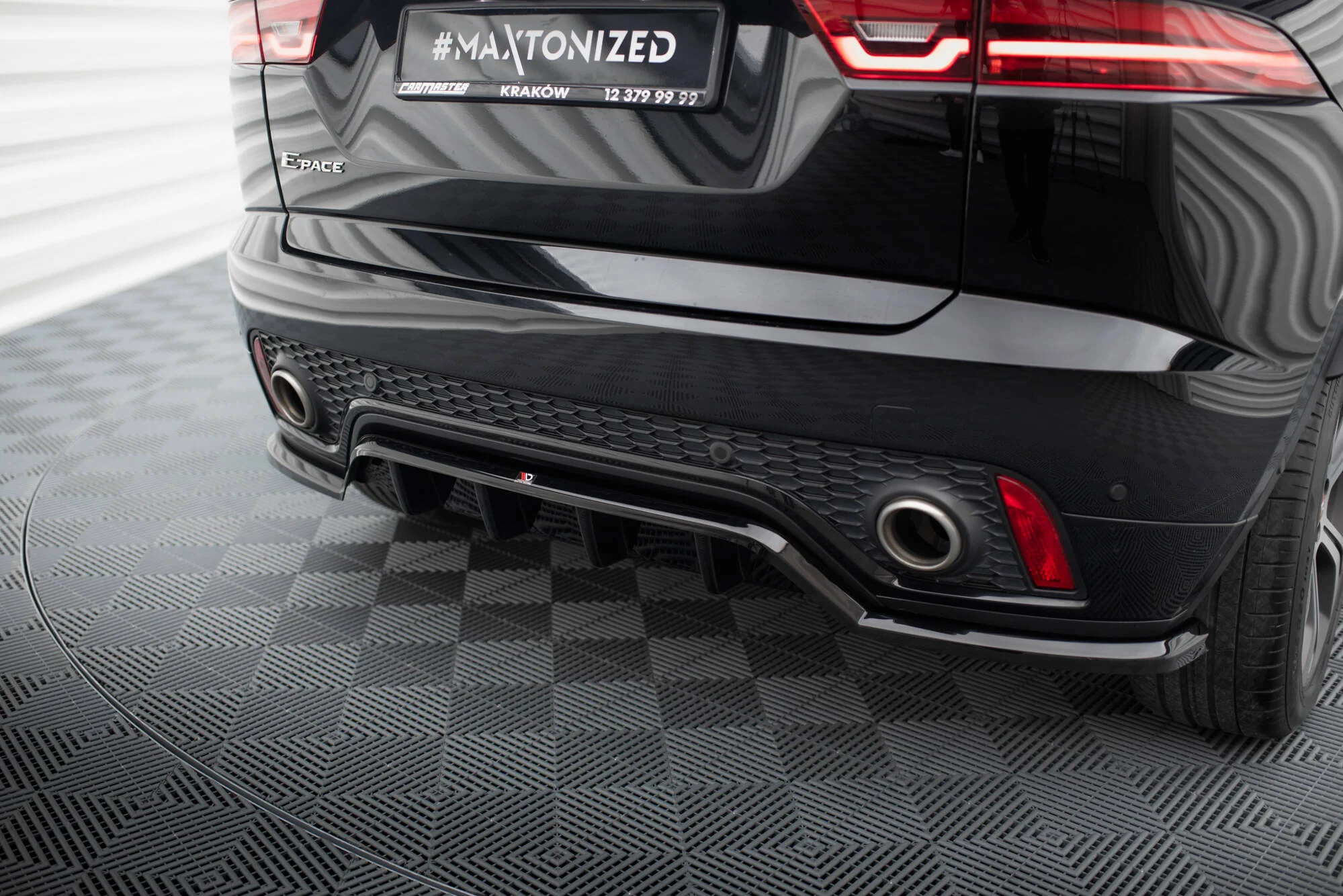 CENTRAL REAR SPLITTER (WITH VERTICAL BARS) JAGUAR E-PACE R-DYNAMIC MK1 - Image 4