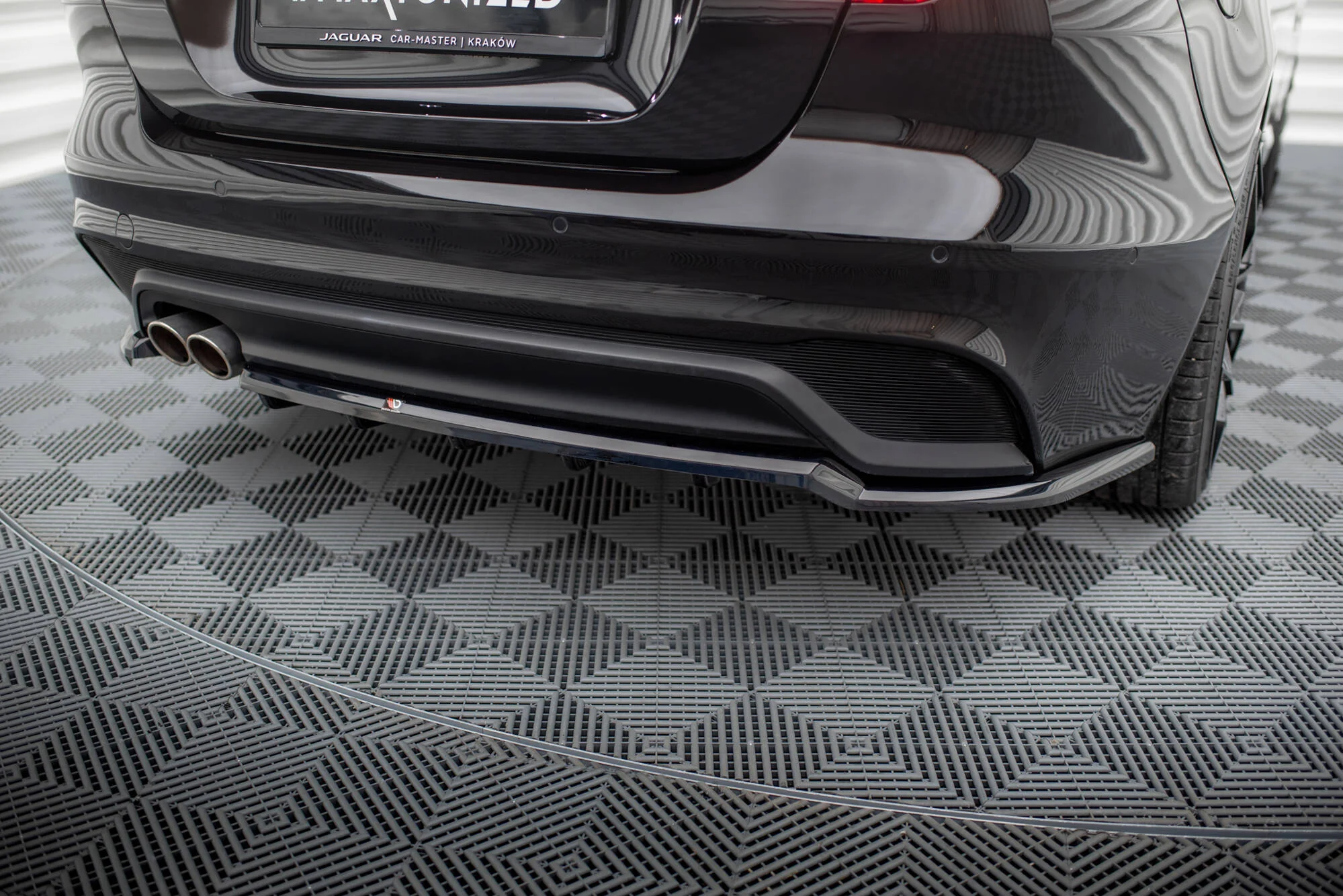CENTRAL REAR SPLITTER (WITH VERTICAL BARS) JAGUAR XE X760 FACELIFT - Image 2