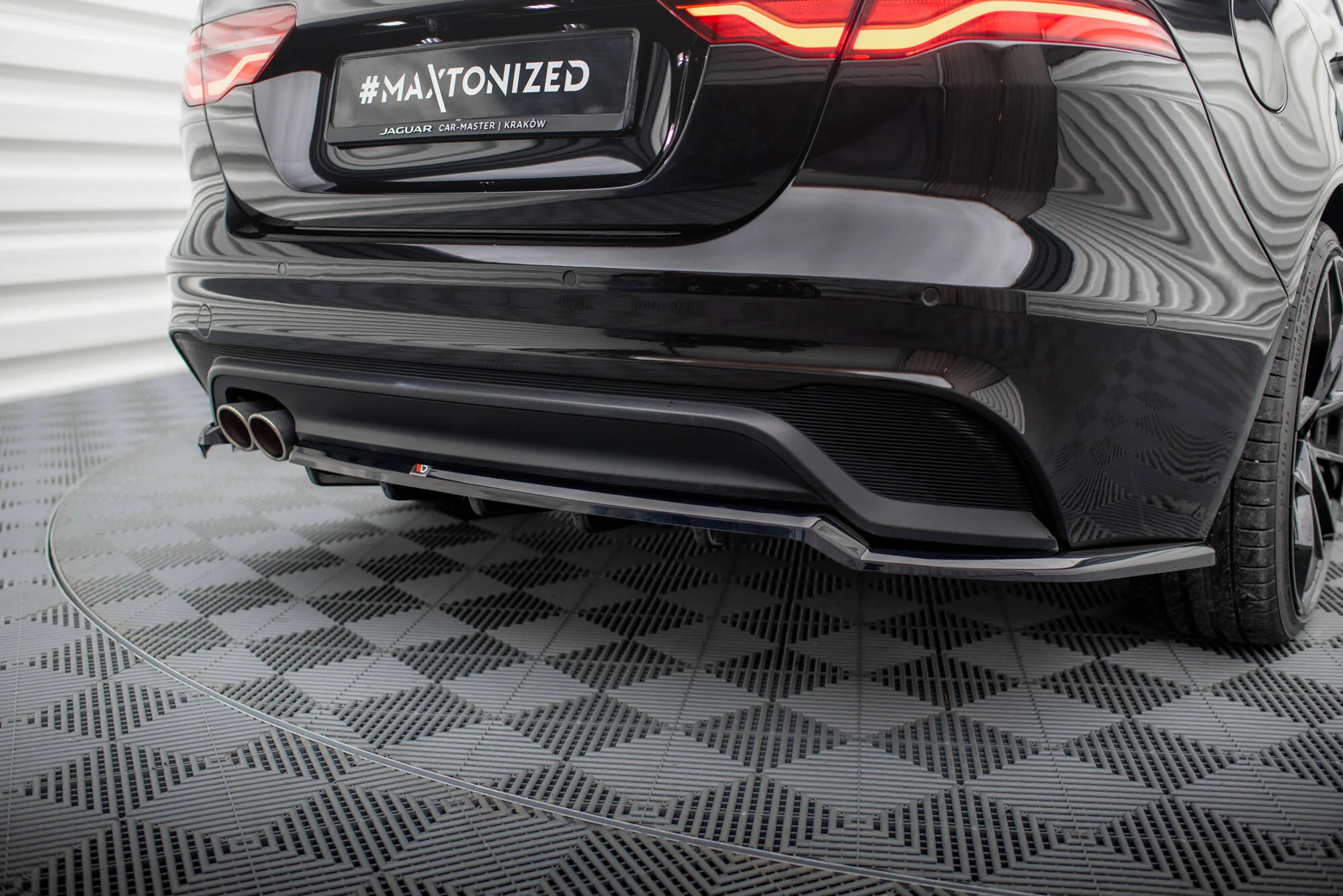 CENTRAL REAR SPLITTER (WITH VERTICAL BARS) JAGUAR XE X760 FACELIFT - Image 3
