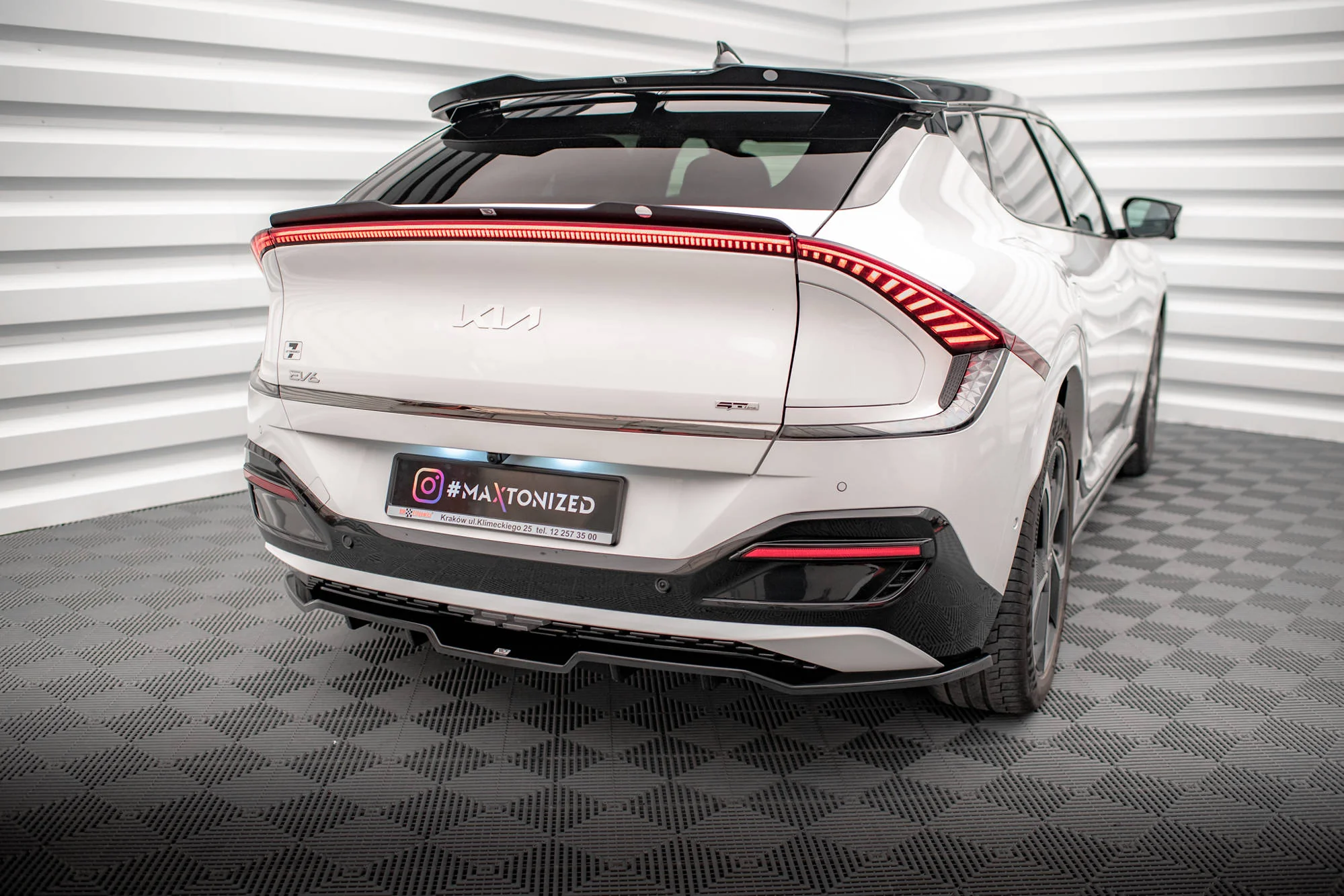 CENTRAL REAR SPLITTER (WITH VERTICAL BARS) KIA EV6 GT-LINE MK1 - Image 2