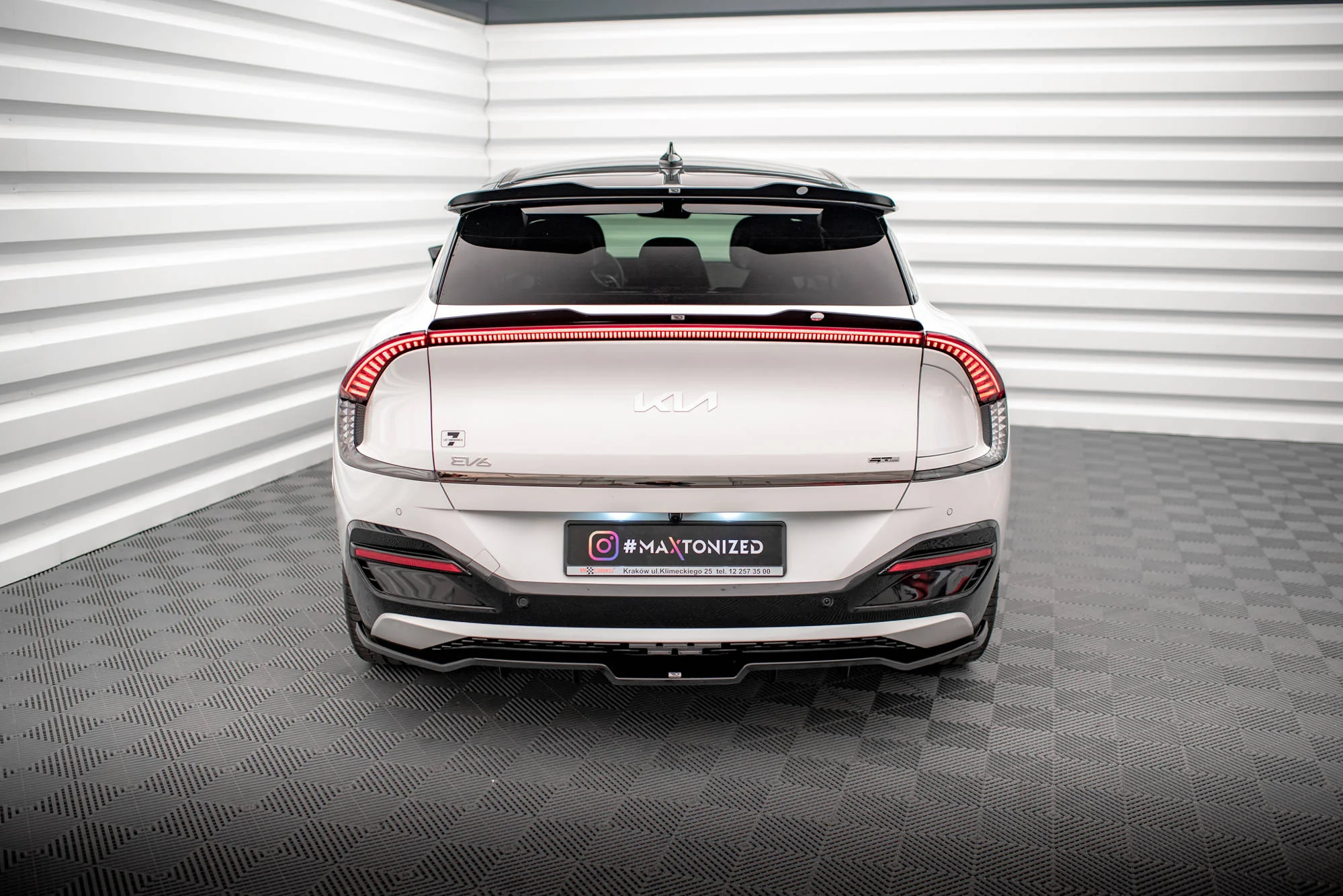 CENTRAL REAR SPLITTER (WITH VERTICAL BARS) KIA EV6 GT-LINE MK1 - Image 5