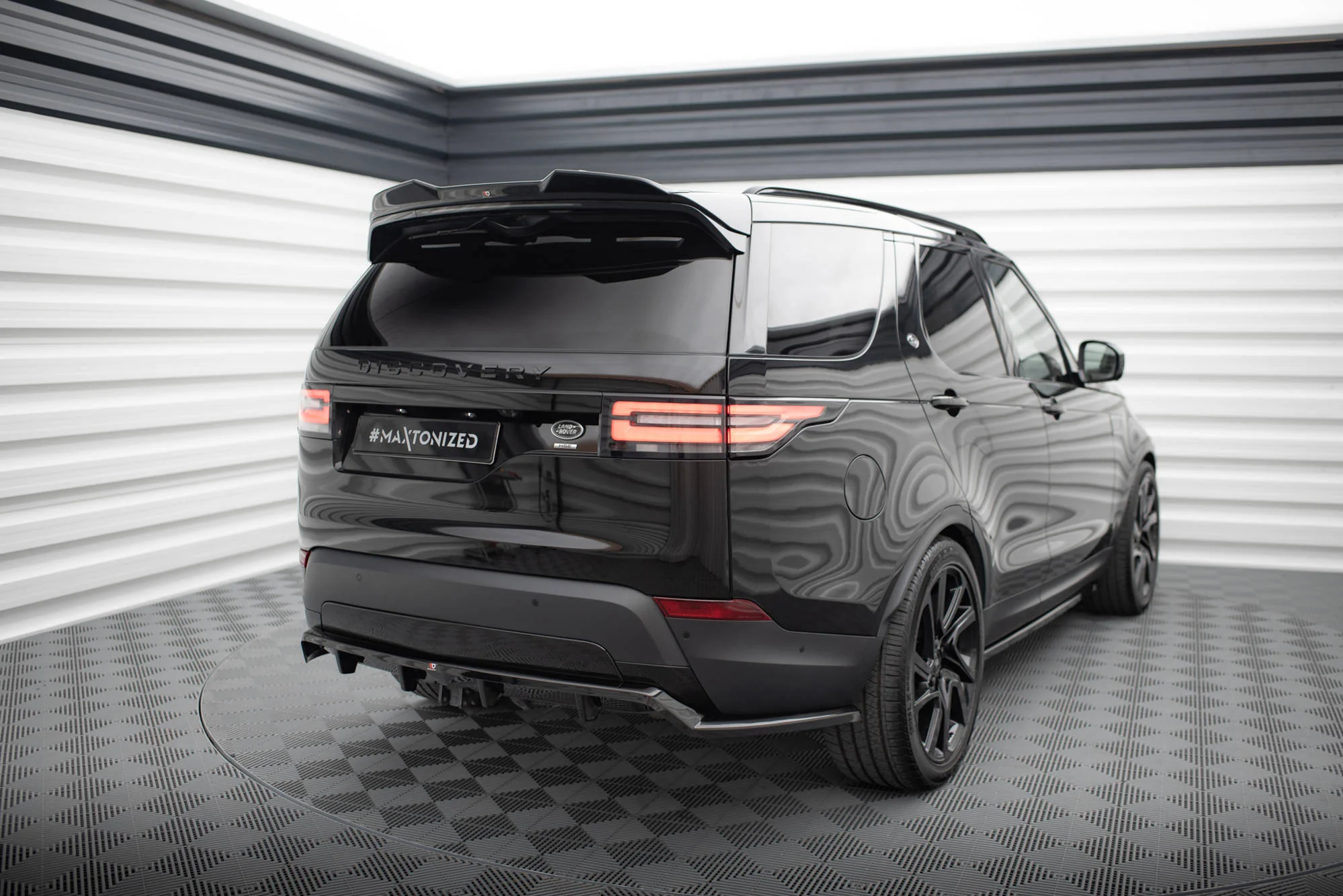 CENTRAL REAR SPLITTER (WITH VERTICAL BARS) LAND ROVER DISCOVERY HSE MK5 - Image 2