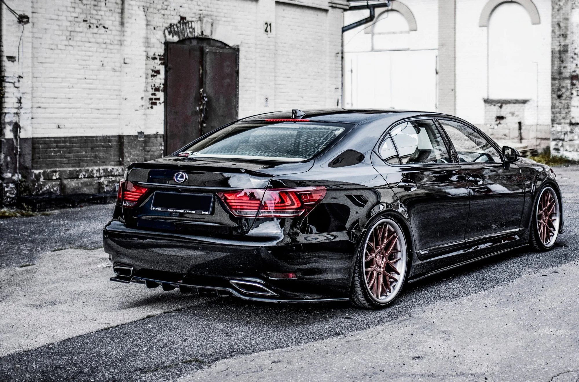 CENTRAL REAR SPLITTER (WITH VERTICAL BARS) LEUXS LS MK4 FACELIFT - Image 2