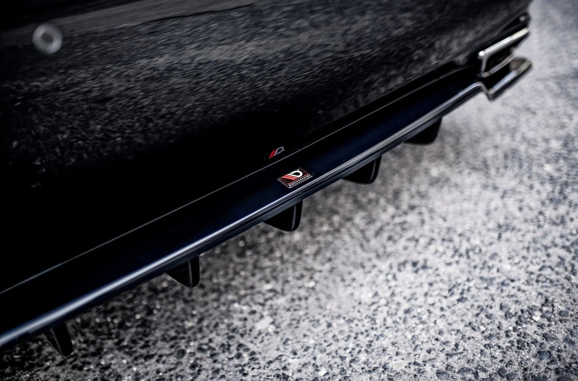 CENTRAL REAR SPLITTER (WITH VERTICAL BARS) LEUXS LS MK4 FACELIFT - Image 3