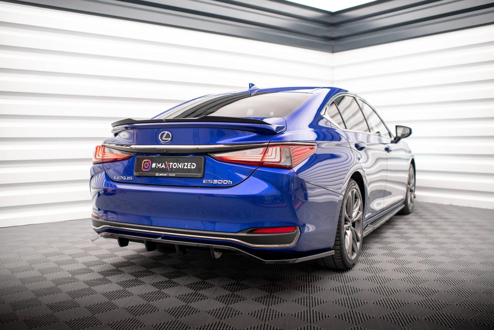 CENTRAL REAR SPLITTER (WITH VERTICAL BARS) LEXUS ES F SPORT (Hybrid) MK7 - Image 5