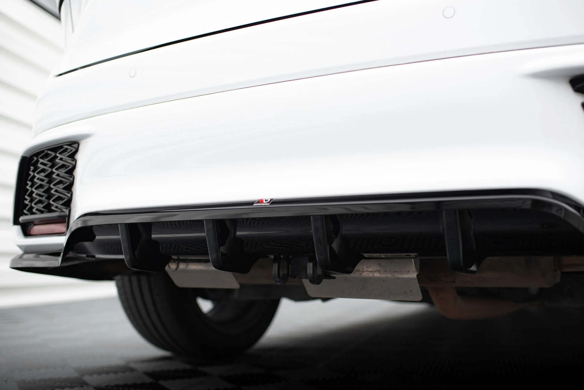 CENTRAL REAR SPLITTER (WITH VERTICAL BARS) LEXUS RX F-SPORT MK5 - Image 3