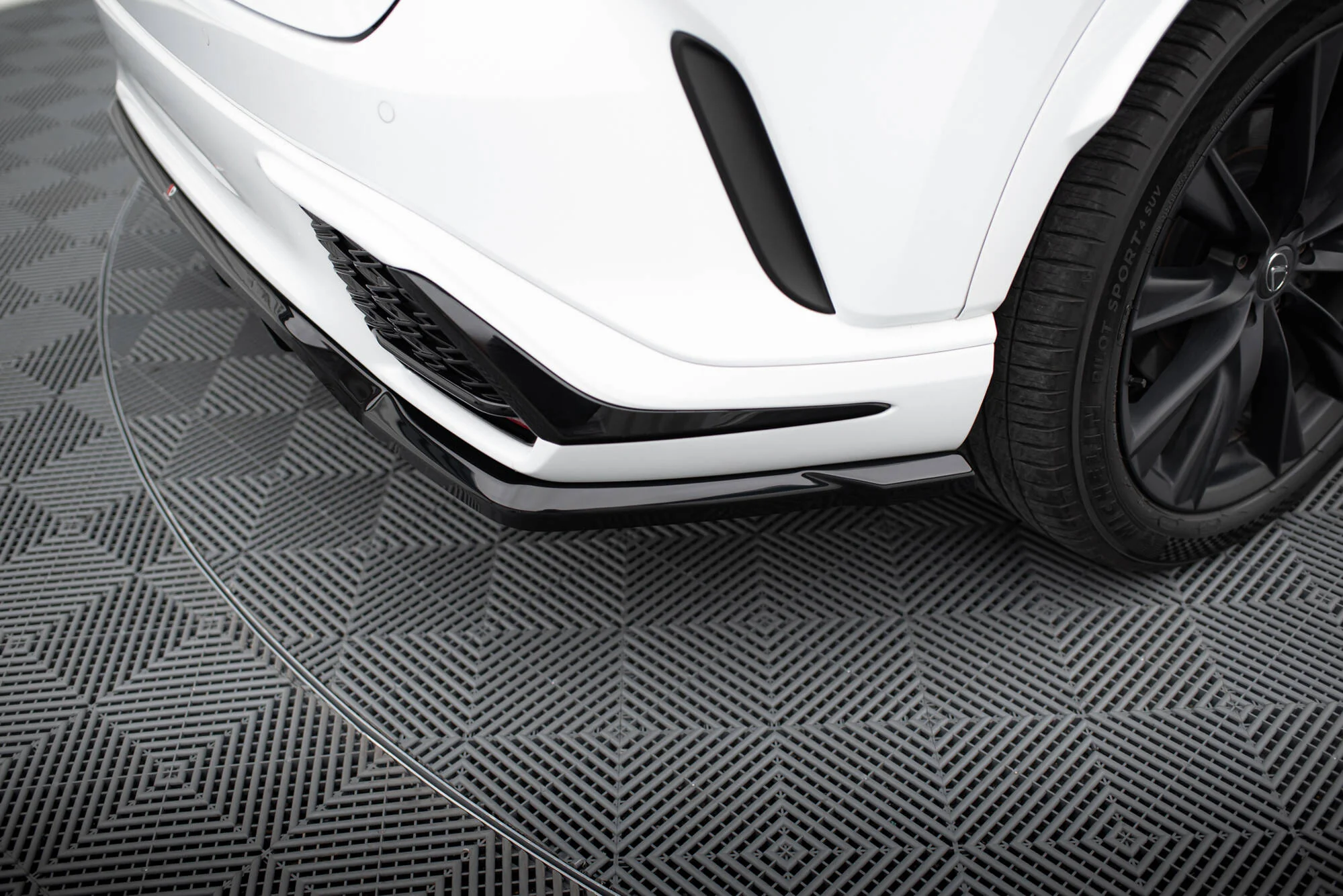 CENTRAL REAR SPLITTER (WITH VERTICAL BARS) LEXUS RX F-SPORT MK5 - Image 4