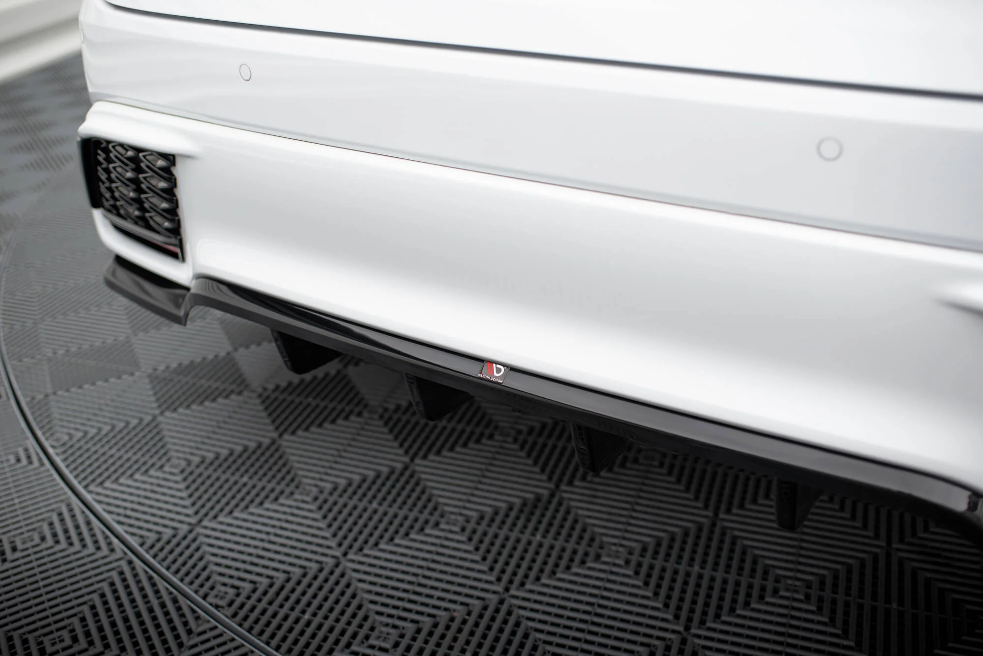 CENTRAL REAR SPLITTER (WITH VERTICAL BARS) LEXUS RX F-SPORT MK5 - Image 5