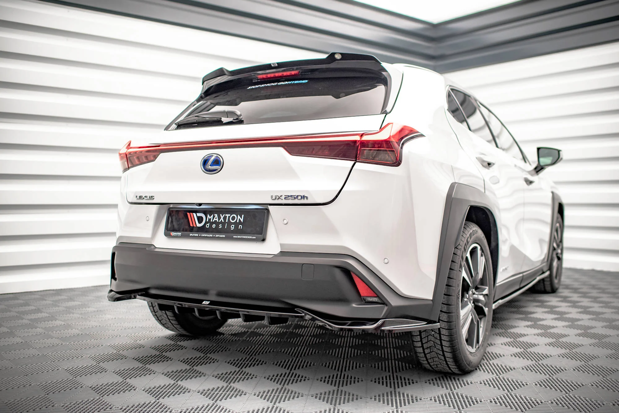 CENTRAL REAR SPLITTER (WITH VERTICAL BARS) LEXUS UX MK1 - Image 3