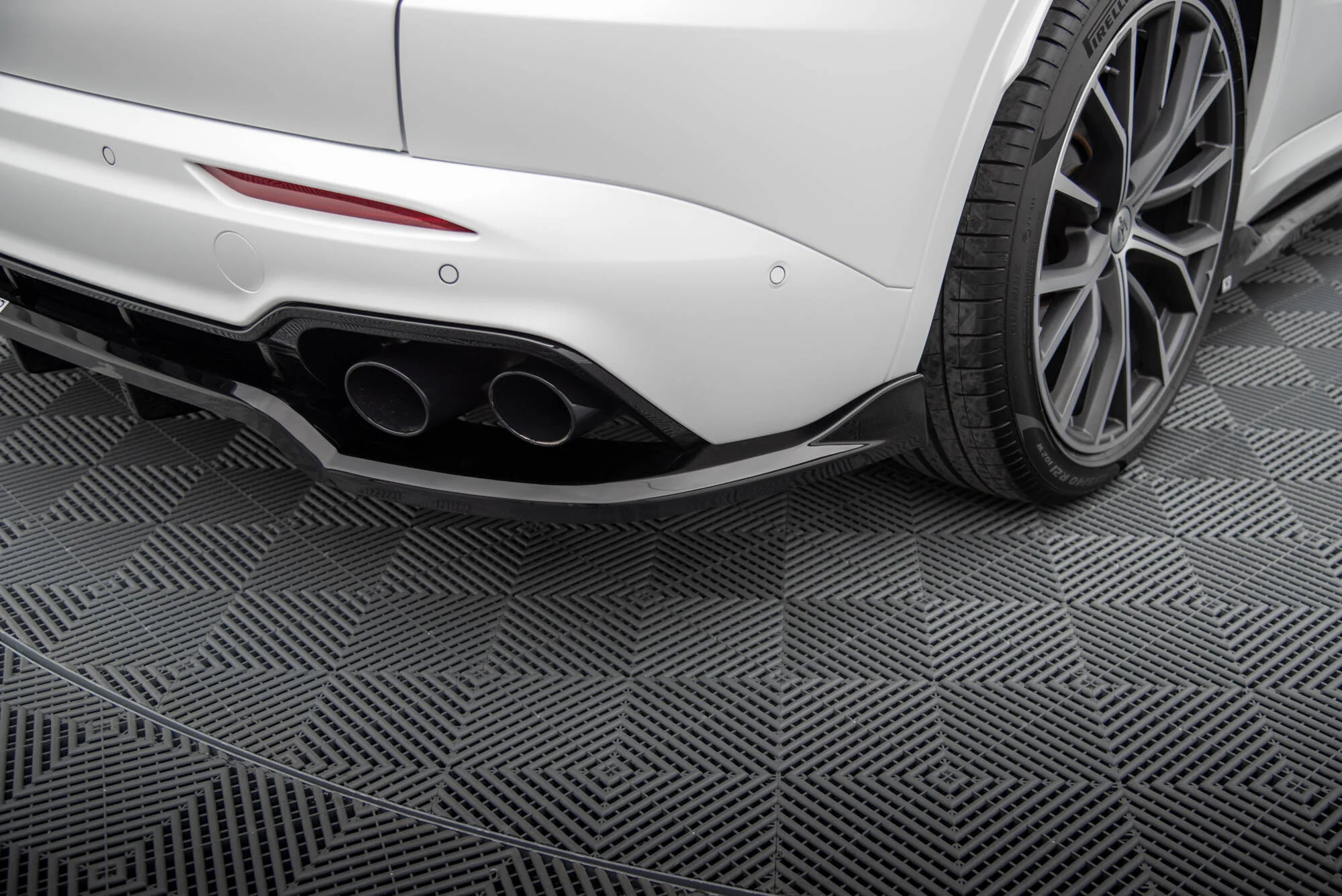 CENTRAL REAR SPLITTER (WITH VERTICAL BARS) MASERATI GRECALE GT / MODENA MK1 - Image 2