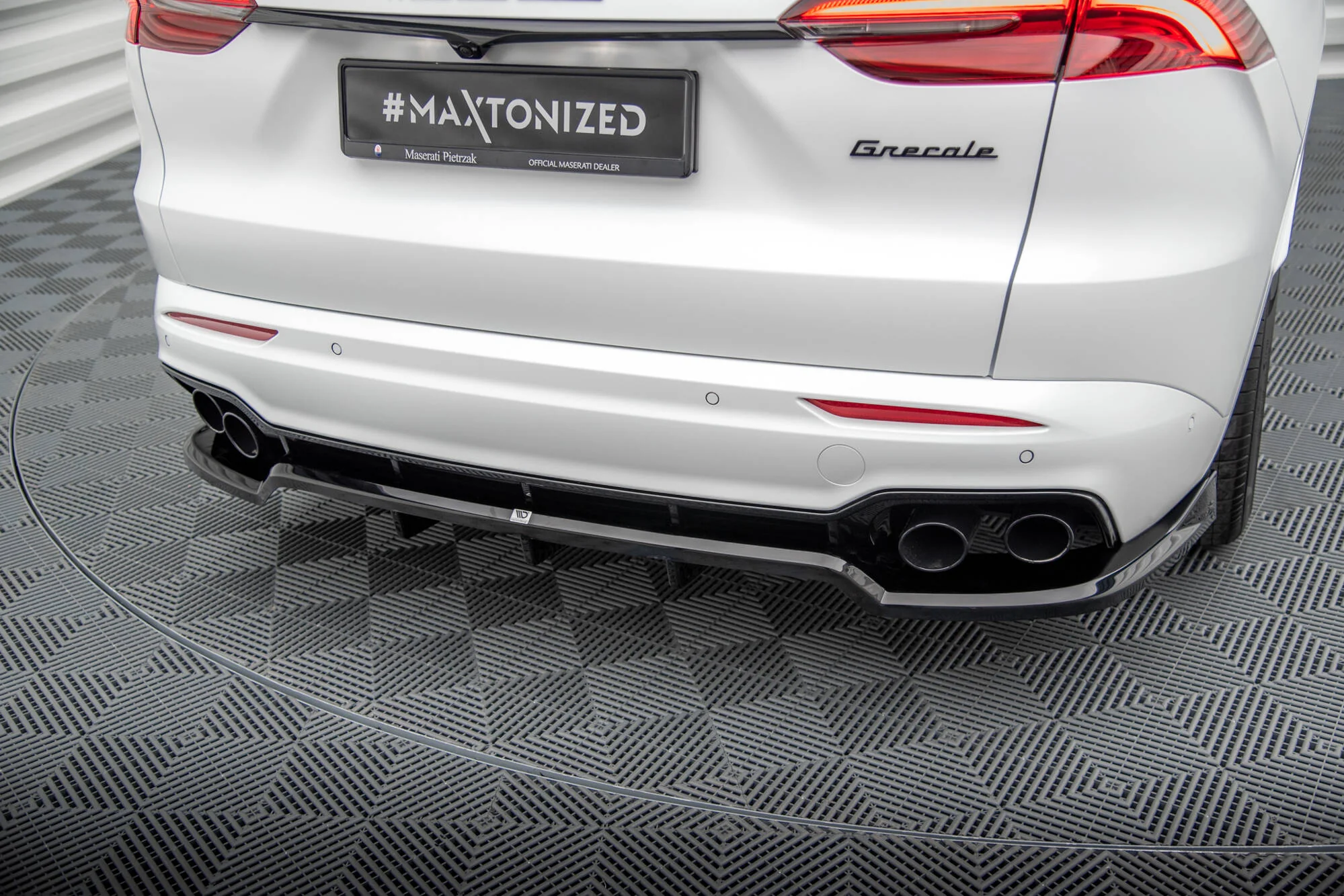CENTRAL REAR SPLITTER (WITH VERTICAL BARS) MASERATI GRECALE GT / MODENA MK1 - Image 4