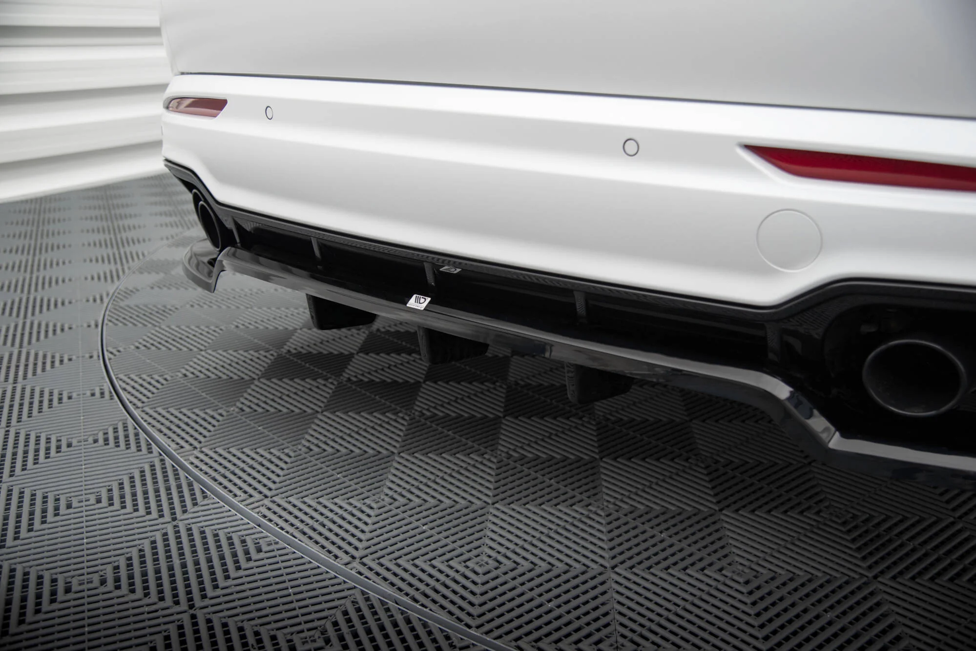CENTRAL REAR SPLITTER (WITH VERTICAL BARS) MASERATI GRECALE GT / MODENA MK1 - Image 6