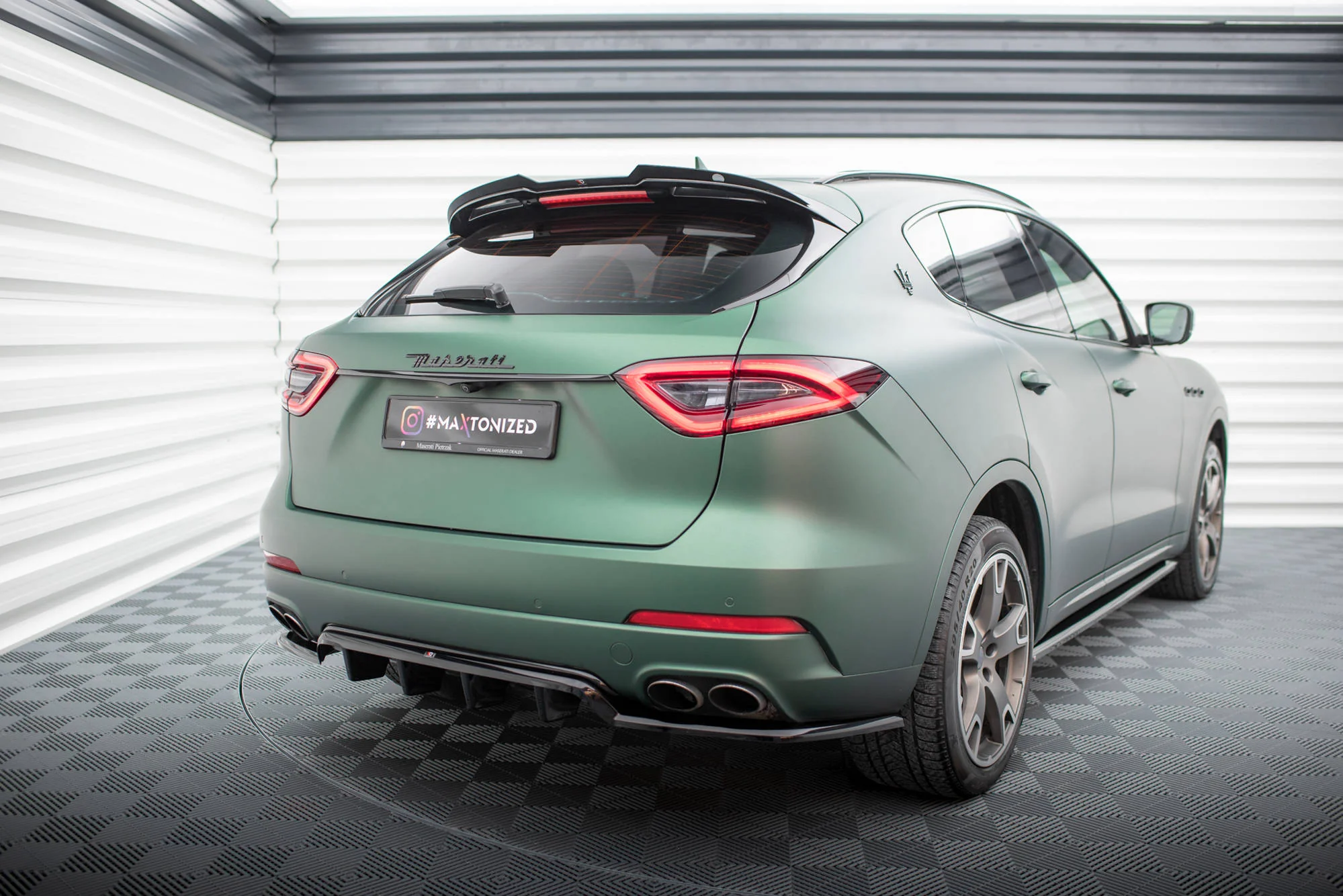 CENTRAL REAR SPLITTER (WITH VERTICAL BARS) MASERATI LEVANTE MK1 - Image 2
