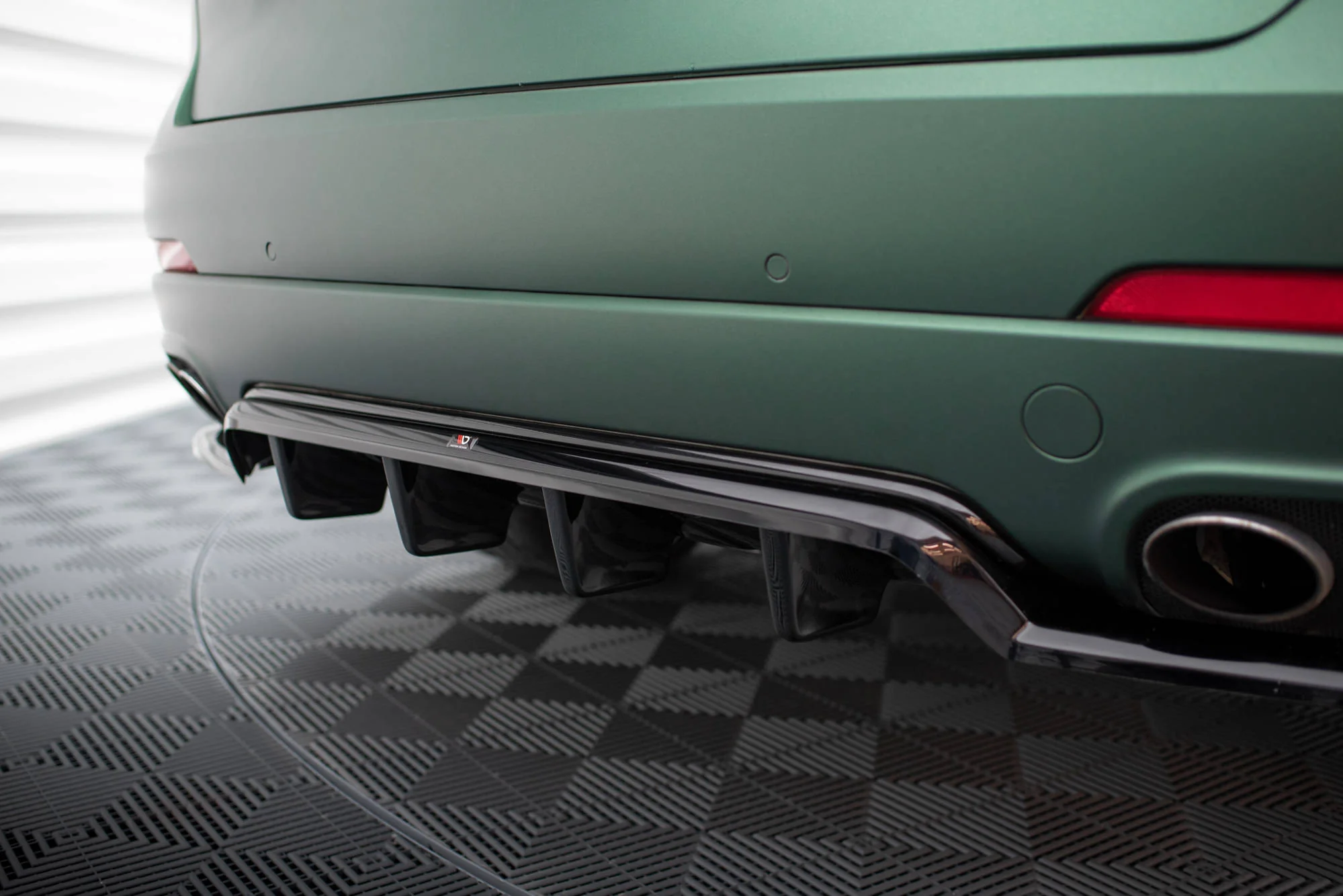 CENTRAL REAR SPLITTER (WITH VERTICAL BARS) MASERATI LEVANTE MK1 - Image 4