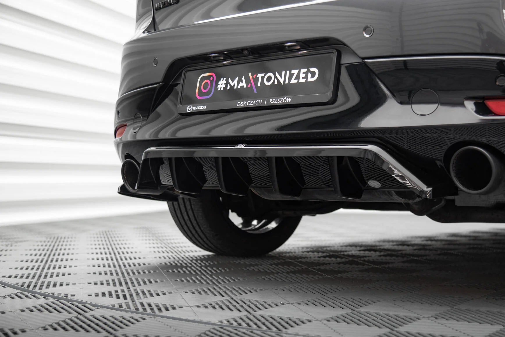 CENTRAL REAR SPLITTER (WITH VERTICAL BARS) MAZDA 3 MK4 - Image 2