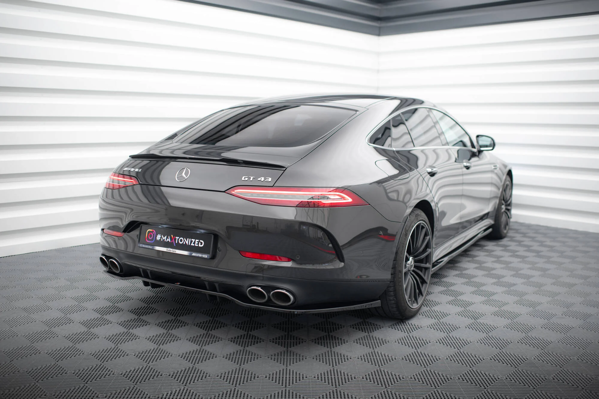 CENTRAL REAR SPLITTER (WITH VERTICAL BARS) MERCEDES-AMG 53 4 DOOR COUPE