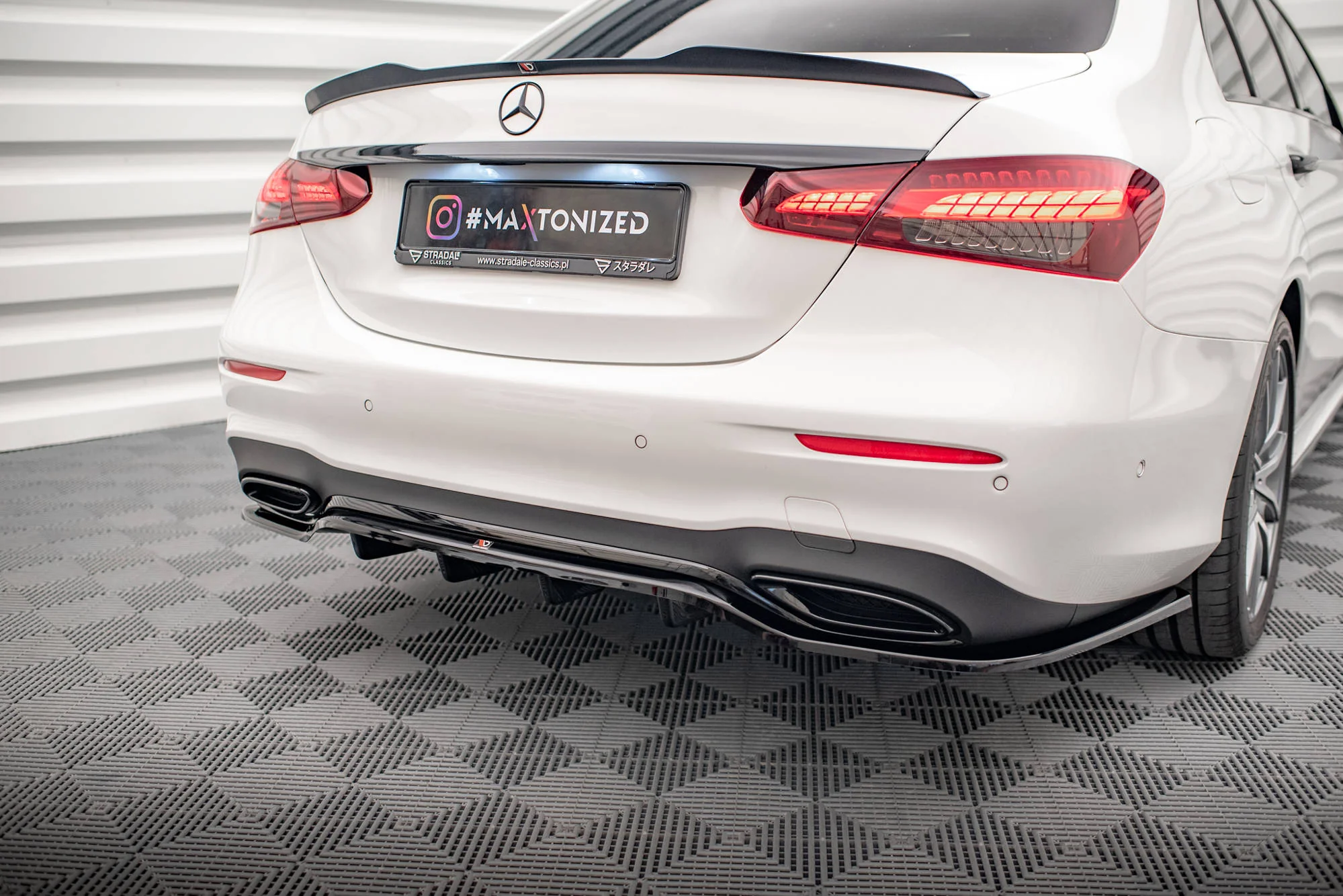 CENTRAL REAR SPLITTER (WITH VERTICAL BARS) MERCEDES-BENZ E AMG-LINE W213 FACELIFT - Image 2