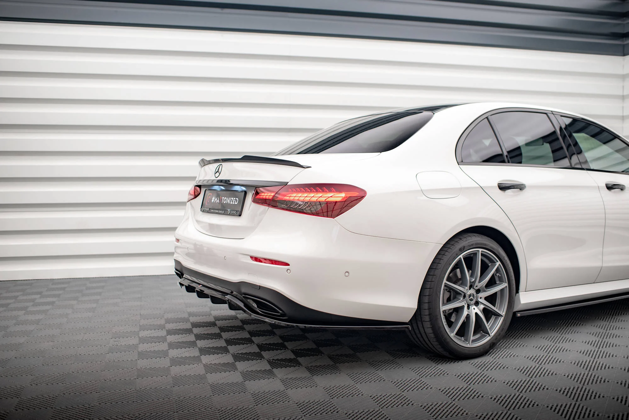 CENTRAL REAR SPLITTER (WITH VERTICAL BARS) MERCEDES-BENZ E AMG-LINE W213 FACELIFT - Image 3