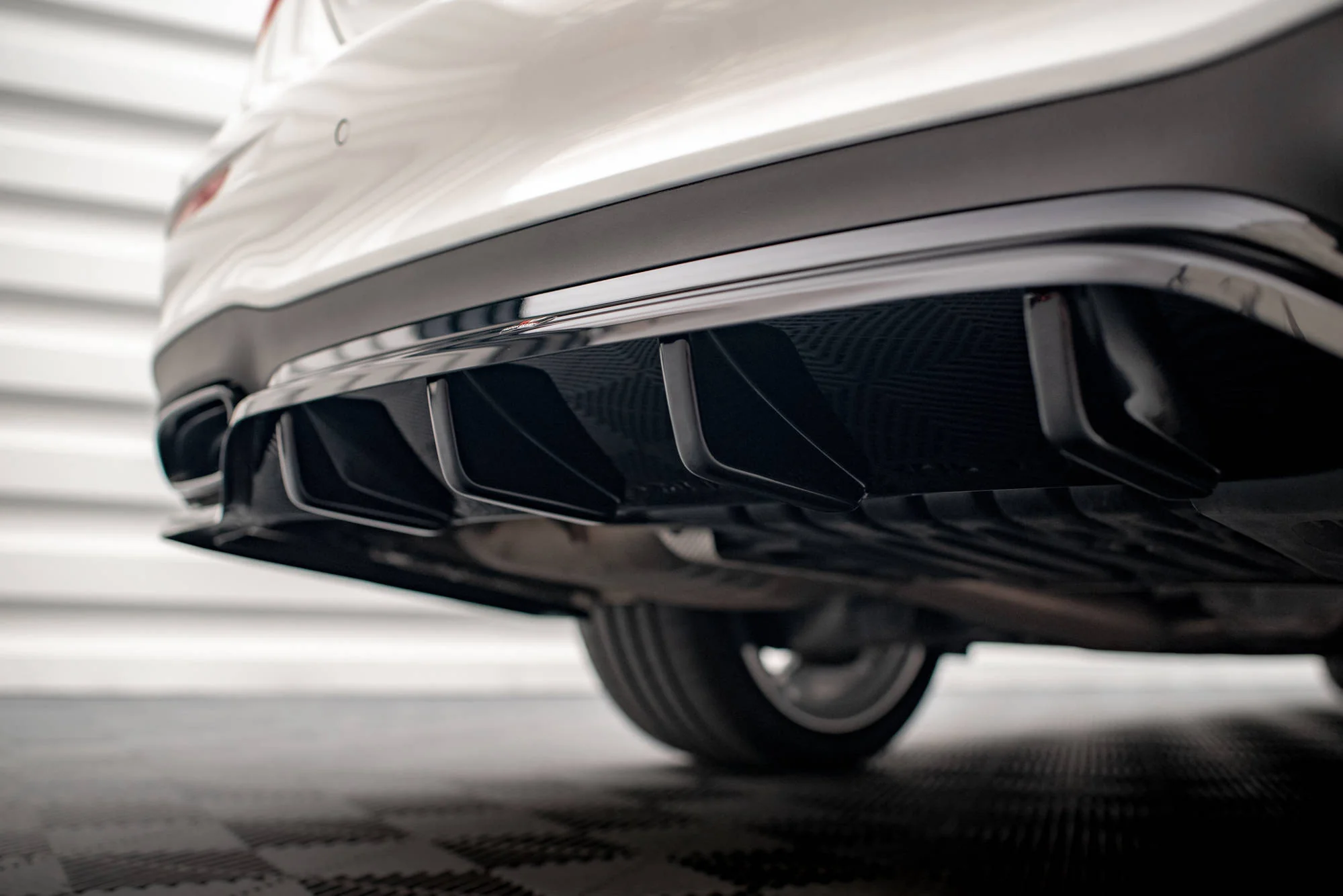 CENTRAL REAR SPLITTER (WITH VERTICAL BARS) MERCEDES-BENZ E AMG-LINE W213 FACELIFT - Image 4