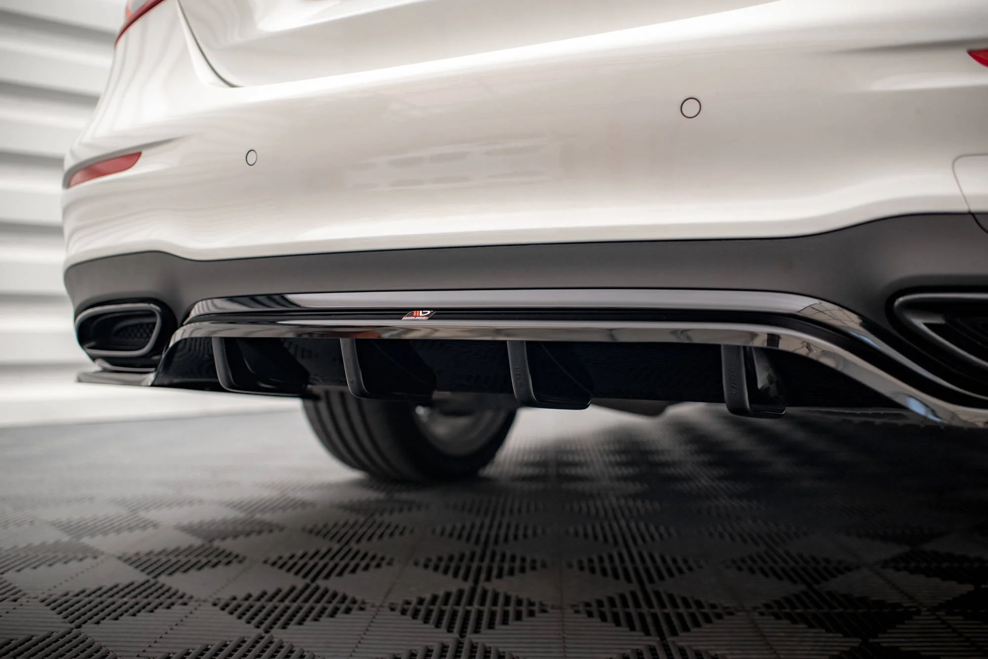 CENTRAL REAR SPLITTER (WITH VERTICAL BARS) MERCEDES-BENZ E AMG-LINE W213 FACELIFT - Image 5